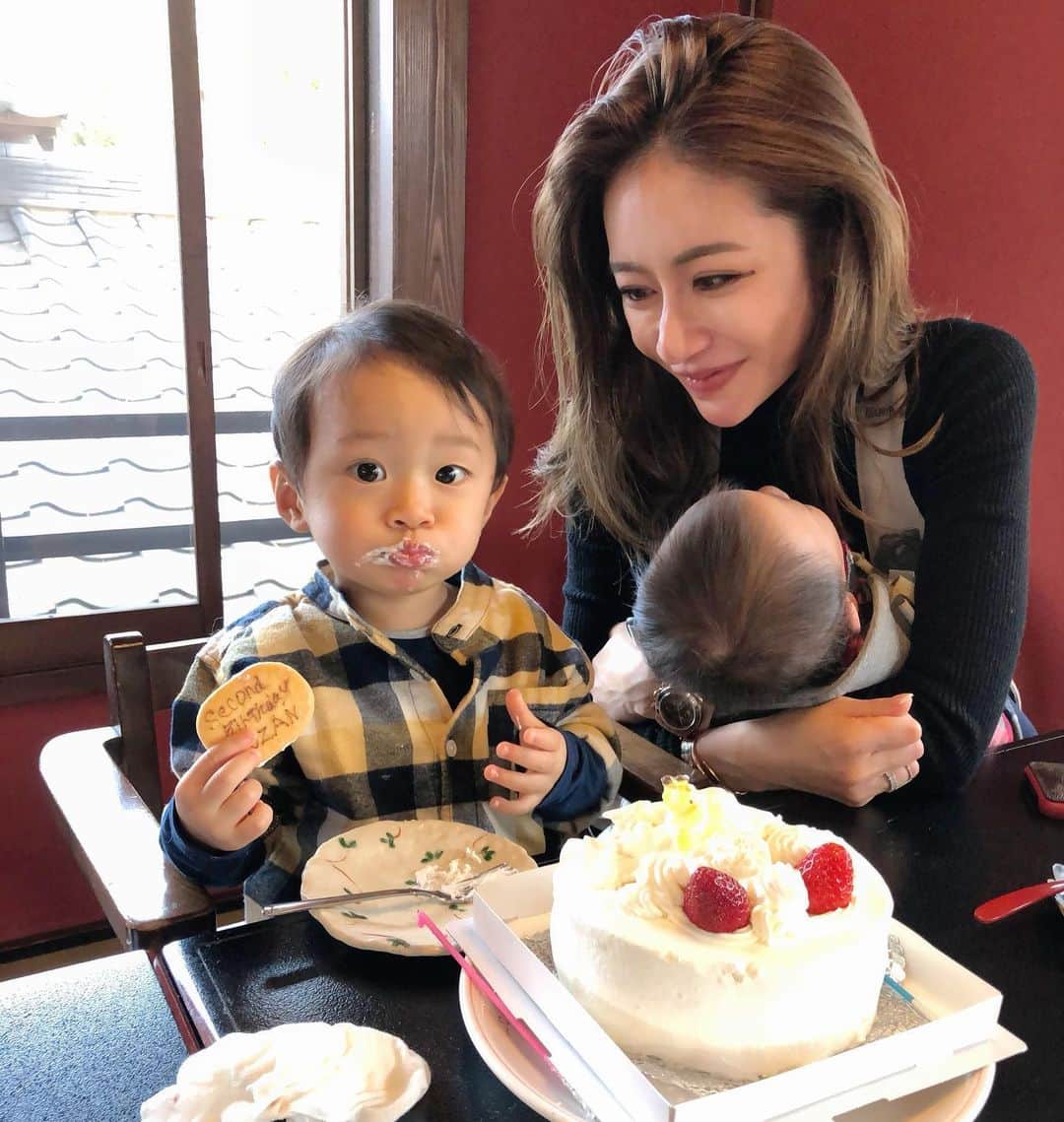 のインスタグラム：「Happy 2nd birthday my baby boy❤️❤️  我が家の太陽と元気印☀️ にゃんちゃん  もうママは毎日君にメロメロで癒されまくってるよ💕💕😆😆」