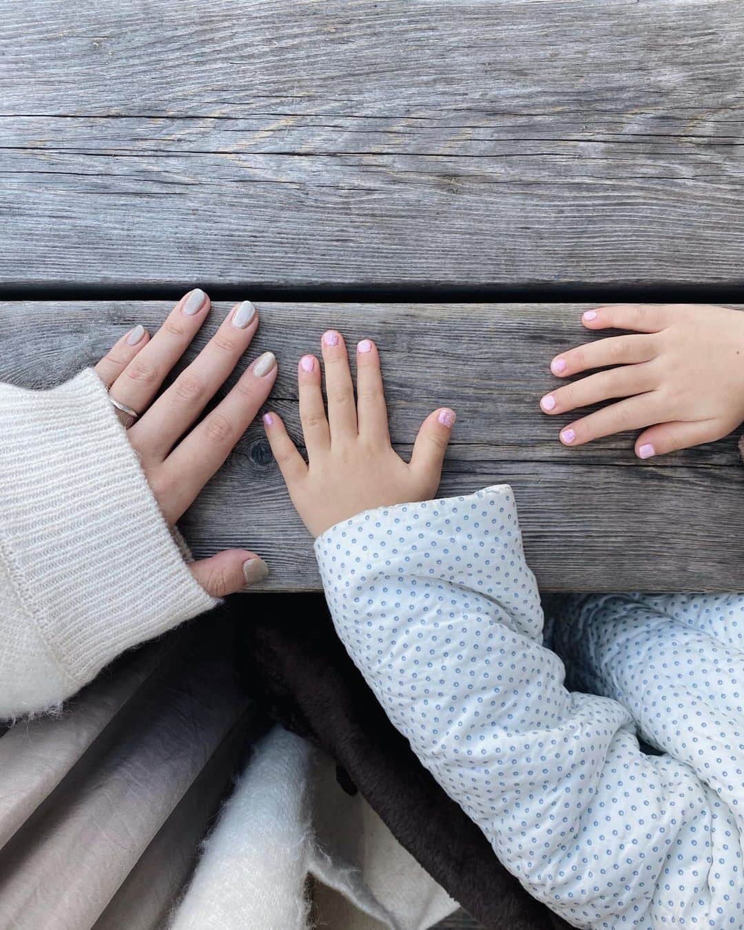 目見田早弥子のインスタグラム：「🕊. 久しぶりのネイルは10本全て ベージュベースのマグネットネイル❄️ 「冬っぽく＋マグネット」とだけお願いして あとはおまかせ👌🏻💭 ただのベージュじゃなくて複雑に 混ぜて作ってくれてさすがじょひちゃん♡ マグネットのラメもシルバーベースに いろんなラメ混ぜてくれたから よく見たらピンクとかブルーにも見える🤍 「ラメ動いてるのわかりますか？」が忘れられへん（笑）😂 じょひちゃんありがとう~♡ ⠀ 私のネイル中、目をキラキラ輝かせてたから 後日娘も子供用のマニキュア買って塗ってあげたら 気に入り過ぎて毎朝塗らされてます😂👏🏻 子供に優しい成分でできてて、 水性なのでお水や石鹸で簡単にオフできますよ◎ 普段は暴れん坊やのにネイル乾かす時は 大人しく手動かさず待ってます。😂」