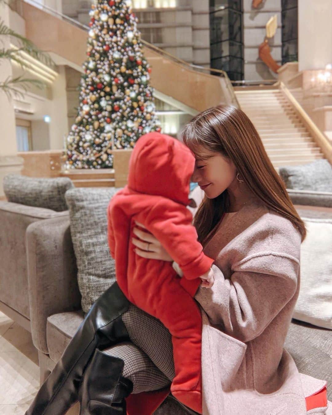 のインスタグラム：「. . 可愛いなぁ〜！ エナちゃんのニコって笑った顔がたまらなく大好きなんだよな〜👶🏼❤️ 腕も首も肩も腰も痛いけど、こんなに抱っこするのは今だけだから、泣き言言わずに頑張ります🤣 ポートレート変な風になっちゃった。 . #次女 #babygirl #生後5ヶ月 #女の子ベビー #大きめベビー #姉妹ママ #赤ちゃんのいる暮らし」