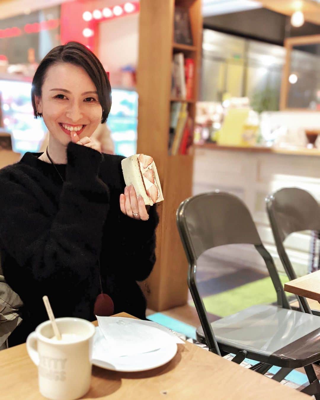 前田紀至子さんのインスタグラム写真 - (前田紀至子Instagram)「アキラ君 @akira_hasegawa_ が良さげなルースを仕入れていたので、オーダーの相談をする為にロータスでお茶したらフルーツサンドがあったので即食べました。 餡入りなのが良い感じでかなり美味しいので既にまた食べたいな。フルーツサンド大好物。  メイクは最近赤っぽいのが好きなのでrms beautyの日本限定スウィフトシャドウトリオ ジャパン。これ使い勝手良くて可愛い、私は指でトントンして塗っています。 ベースは軽やかにしてバランスを取るべくアルマーニ ビューティのクッションが調度いい感じ。  あとは髪を切りました。  #armanibeauty#アルマーニビューティー#フルーツサンド#rmsbeauty#prettythings」12月13日 17時42分 - ki45m