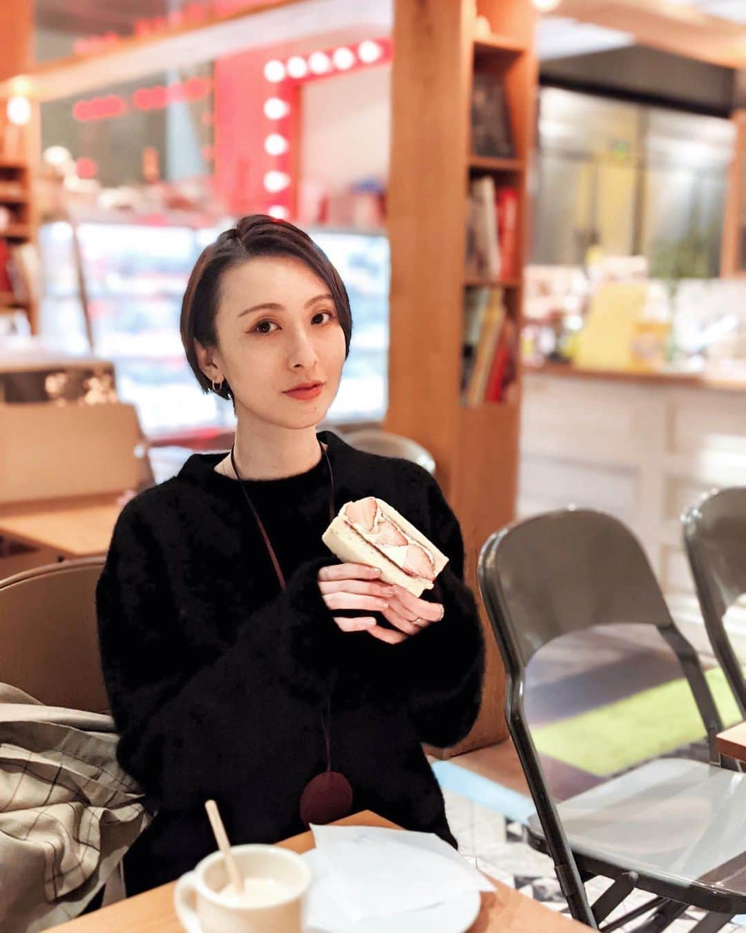 前田紀至子のインスタグラム：「アキラ君 @akira_hasegawa_ が良さげなルースを仕入れていたので、オーダーの相談をする為にロータスでお茶したらフルーツサンドがあったので即食べました。 餡入りなのが良い感じでかなり美味しいので既にまた食べたいな。フルーツサンド大好物。  メイクは最近赤っぽいのが好きなのでrms beautyの日本限定スウィフトシャドウトリオ ジャパン。これ使い勝手良くて可愛い、私は指でトントンして塗っています。 ベースは軽やかにしてバランスを取るべくアルマーニ ビューティのクッションが調度いい感じ。  あとは髪を切りました。  #armanibeauty#アルマーニビューティー#フルーツサンド#rmsbeauty#prettythings」