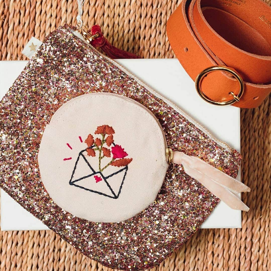 デプチオーのインスタグラム：「PETITS CADEAUX 🎁⁠ Avec toujours une touche de paillettes bien sûr ! ✨⁠ ⁠ 🎁 LE FÉERIQUE CALENDRIER DE L'AVENT ! 🎄⁠ À GAGNER ce 13 décembre,⁠ BRAVO à Sonia B. 🎁🎄🎈💫 notre coffret de broches 20 ans, notre foulard 20 ans & un kit routine beauté (corps et visage) chez @laroseecosmetiques ! ⁠ Rdv en story pour participer 🎅🏻✨⁠ ⁠ #despetitshauts #despetitshautsaddict #despetitsmoments #oiseauxdenuit #lavieenplusjoliedepuis20ans #lavieenplusjolie ⁠」