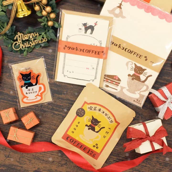 のインスタグラム：「【古川紙工オンラインショップ】﻿ ﻿ オンライン・紙遊限定　﻿ 🎄🎁クリスマスギフトセット🎅🌟﻿ ﻿ 皆様、もうチェックしましたか⁉️﻿ ﻿ 早速ご購入頂いた方から﻿ 『可愛い〜‼️』『喫茶ネコかぶりシリーズ好きです🥰』﻿ 『ねこ好きにはたまりません😍』﻿ 『早速プレゼントしたら、喜んでくれました☺️』﻿ などの声が続々と寄せられております✨✨﻿ (既にリピート購入頂いたお客様も👀)﻿ ﻿ 美味しいコーヒーを淹れて☕️‪💭‬﻿ ほっと一息つきながらお手紙タイム……✉🖋💕﻿ ﻿ こちらの商品は﻿ 古川紙工オンラインショップと直営店 紙遊でのみの﻿ 販売となっております‼️﻿ ﻿ 在庫無くなり次第﻿ 販売終了で再販はございませんので、﻿ 気になる方はお早めに🎁💕﻿ ﻿ ﻿ 【セット内容】﻿ ・キーホルダー1個﻿ ・レターセット 便箋10枚/封筒3枚﻿ ・ミニレターセット 便箋30枚綴り/封筒5枚﻿ ・ドリップコーヒー1杯分　　　﻿ ﻿ クリスマスギフトについての詳しい情報は﻿ 古川紙工オンラインへ↓↓﻿ https://www.furukawashiko-online.shop/c/Limited_goods/sonota/E-0003﻿ ﻿ ﻿ ﻿ 注意事項----------------------------------------﻿ ※ご出荷はご注文をいただいた順番に対応させていただきます。﻿ ※おひとり様1回のご注文につき 2個までのご購入となります。﻿ ※限定販売のため在庫がなくなり次第 販売終了となります。﻿ 再販はございません。﻿ ※古川紙工オンラインショップと 直営店紙遊でのみの販売になります。﻿ ﻿ #古川紙工 #古川紙工沼 #古川紙工オンライン #オンラインショップ #新商品 #美濃 #美濃和紙 #岐阜 #文具  #文房具  #文具好き  #文具好きな人と繋がりたい #furukawashiko #猫 #ねこすたぐらむ #ねこ部 #ねこ文具 #限定商品 #washi #cat  #lettering  #クリスマス #ギフト #ミニレター #クリスマスギフト #クロネコ #黒猫 #喫茶店 #カフェ巡り #catsofinstagram」