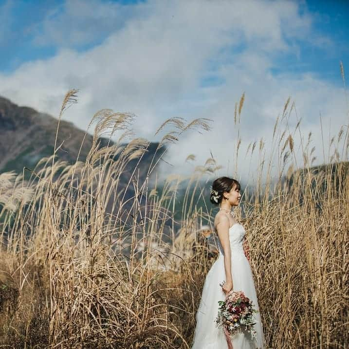 Cli'O mariageクリオマリアージュさんのインスタグラム写真 - (Cli'O mariageクリオマリアージュInstagram)「11月下旬の箱根リトリートのフォトウエディング🥀 . 落ち葉もロマンティックです🍂 沢山の幸せが降り注ぎます様に🕊️ . 驚くほど雲の様な柔らかさのクリオマリアージュのドレス🕊️ . 柔らかなチュールに60倍のギャザーを寄せ16枚ものハギで仕上げたスカート、チュールの間からシルクオーガンジーとレースで仕上げたフリルがのぞき、360度表情を変えるデザインでお似合いでした✨ . 既に複数の撮影を頂戴しております、随時受付しておりますので、先の御予約もお部屋のリザベーションもございますから、計画的なプランをおすすめしています🥀 . 旅と建築と… 自然と食事… お気に入りの写真と… コーヒー☕ .　　　　　　　　 思い出を紡ぐ… . 春夏秋冬 . 余韻の残るフォトウエディングの旅 お気に入りの宿… . 🕊️Wedding Photo Trip🕊️ Hakone Retreat × Cli'O mariage 自然アートを切り取ったような宿泊コラボレーションウエディングフォト🌿 . 人気の施設、素敵なクリエーター達ですから、撮影日や宿泊の日程タイミング合わせは、なるべくお早めをお薦め致します🌿 . ★ホームページが完成★ https://www.cliomariage.com/weddingphototrip/ 箱根リトリートとの宿泊コラボレーションフォトスタートです🕊️ . 【Wedding photo trip 】 hakone retreat×Cli'O mariage @hakone.retreat  @cliomariage お問い合わせは、クリオマリアージュが担当しております🕊️ . クリオマリアージュのLINE等でお気軽にお問い合わせ下さいね✨ . 都会の喧騒を離れ、都心からもっとも近い自然の癒しと北欧を感じる箱根リトリートに宿泊し、施設内や仙石原でマイナスイオンたっぷりのフォトウエディングと旅を楽しむのは、お二人にとって思い出深きものになります🕊️ . 拘りのドレスやタキシード、印象的な写真は勿論、ご家族ご親族と一緒に宿泊して大切な思い出に🌿 大切な家族だからこそ、穏やかな場所と時間で結婚を祝いたい、親族のお披露目をしたい、施設内の料亭（俵石）やフレンチレストラン（WOODSIDE dining）でも皆様でお食事も、家族の為のウエディングケーキもオーダー可能です🍃 . 勿論お二人で思い出深いフォトウエディング、更にどのお部屋にするか選ぶのも楽しみです、北欧家具に囲まれた広いお部屋に、薪ストーブのあるお部屋に、森の中の露天風呂付コテージにと、二人で決めてゆくのも楽しいひと時です🕊️ . 記念日ごと、家族の祝いの日にまた訪れたい場所とクリオマリアージュがコラボレーション、素敵なフォトウエディングのために 【Wedding photo trip】 hakone retreat×Cli'O mariage 箱根リトリート×クリオマリアージュがスタート🌿 . 結婚式はしないと決めている方、結婚式の延期や中止されたカップルや、両親に感謝の気持ちを伝えるためのアルバムが欲しい、前撮り後撮りも思い出深いものにしたい、ご家族や親族と一緒に楽しみたい、親しい友人とも思い出にしたい、そんなお二人にぜひおすすめしたいフォトウエディングの旅🕊️ 詳細は専用ホームページをご覧くださいませ。 https://www.cliomariage.com/weddingphototrip/  . ★リアルなクリオマリアージュブライズをご紹介しております⏬  @cliomariage_brides ★パーティーや花嫁アクセサリーのご購入検討中の方はこちらをご覧ください⏬ @cliomariage.shop . The request of photo wedding is also possible. Please make an appointment. ↓↓↓ ☏+81-3-3770-9722 ✉info@cliomariage.com 1-16-16-5F Dogenzaka,Sibuya,Tokyo #cliomariage #photowedding #クリオマリアージュ #フォトウエディング #ウエディングフォト #ウエディングドレス #ドレス試着 #結婚準備 #ドレス探し  #結婚式はしない #前撮り #後撮り #リゾート婚 #アウトドアウエディング #プレ花嫁 #卒花嫁  #高身長花嫁 #家族婚  #2020冬婚　#2021春婚　#婚約 #ドレス迷子 #結婚式延期 #箱根リトリート #箱根旅 #weddingdress #結婚しました」12月13日 17時52分 - cliomariage