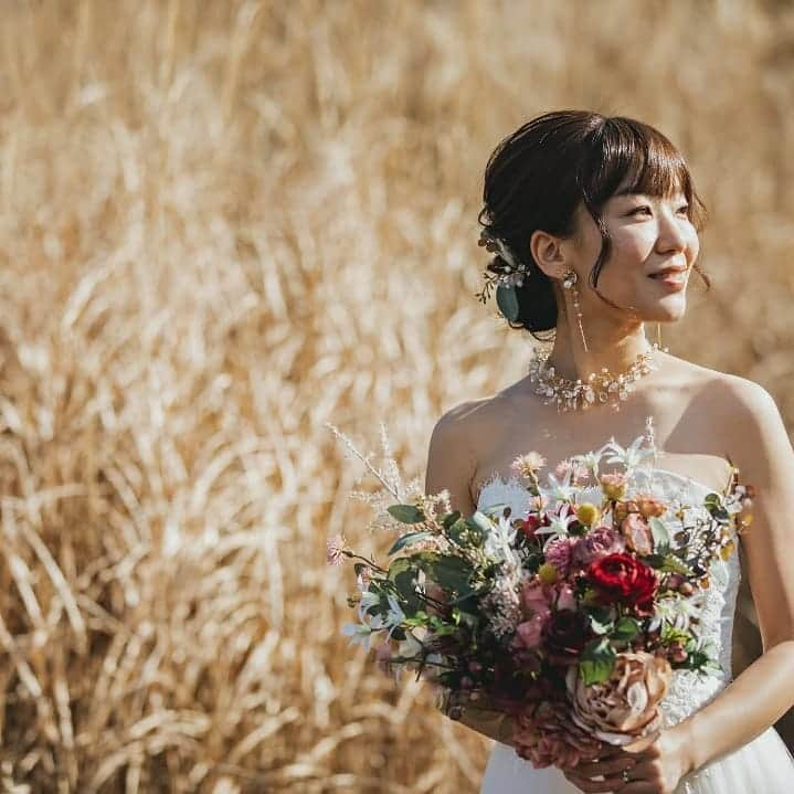 Cli'O mariageクリオマリアージュさんのインスタグラム写真 - (Cli'O mariageクリオマリアージュInstagram)「11月下旬の箱根リトリートのフォトウエディング🥀 . 落ち葉もロマンティックです🍂 沢山の幸せが降り注ぎます様に🕊️ . 驚くほど雲の様な柔らかさのクリオマリアージュのドレス🕊️ . 柔らかなチュールに60倍のギャザーを寄せ16枚ものハギで仕上げたスカート、チュールの間からシルクオーガンジーとレースで仕上げたフリルがのぞき、360度表情を変えるデザインでお似合いでした✨ . 既に複数の撮影を頂戴しております、随時受付しておりますので、先の御予約もお部屋のリザベーションもございますから、計画的なプランをおすすめしています🥀 . 旅と建築と… 自然と食事… お気に入りの写真と… コーヒー☕ .　　　　　　　　 思い出を紡ぐ… . 春夏秋冬 . 余韻の残るフォトウエディングの旅 お気に入りの宿… . 🕊️Wedding Photo Trip🕊️ Hakone Retreat × Cli'O mariage 自然アートを切り取ったような宿泊コラボレーションウエディングフォト🌿 . 人気の施設、素敵なクリエーター達ですから、撮影日や宿泊の日程タイミング合わせは、なるべくお早めをお薦め致します🌿 . ★ホームページが完成★ https://www.cliomariage.com/weddingphototrip/ 箱根リトリートとの宿泊コラボレーションフォトスタートです🕊️ . 【Wedding photo trip 】 hakone retreat×Cli'O mariage @hakone.retreat  @cliomariage お問い合わせは、クリオマリアージュが担当しております🕊️ . クリオマリアージュのLINE等でお気軽にお問い合わせ下さいね✨ . 都会の喧騒を離れ、都心からもっとも近い自然の癒しと北欧を感じる箱根リトリートに宿泊し、施設内や仙石原でマイナスイオンたっぷりのフォトウエディングと旅を楽しむのは、お二人にとって思い出深きものになります🕊️ . 拘りのドレスやタキシード、印象的な写真は勿論、ご家族ご親族と一緒に宿泊して大切な思い出に🌿 大切な家族だからこそ、穏やかな場所と時間で結婚を祝いたい、親族のお披露目をしたい、施設内の料亭（俵石）やフレンチレストラン（WOODSIDE dining）でも皆様でお食事も、家族の為のウエディングケーキもオーダー可能です🍃 . 勿論お二人で思い出深いフォトウエディング、更にどのお部屋にするか選ぶのも楽しみです、北欧家具に囲まれた広いお部屋に、薪ストーブのあるお部屋に、森の中の露天風呂付コテージにと、二人で決めてゆくのも楽しいひと時です🕊️ . 記念日ごと、家族の祝いの日にまた訪れたい場所とクリオマリアージュがコラボレーション、素敵なフォトウエディングのために 【Wedding photo trip】 hakone retreat×Cli'O mariage 箱根リトリート×クリオマリアージュがスタート🌿 . 結婚式はしないと決めている方、結婚式の延期や中止されたカップルや、両親に感謝の気持ちを伝えるためのアルバムが欲しい、前撮り後撮りも思い出深いものにしたい、ご家族や親族と一緒に楽しみたい、親しい友人とも思い出にしたい、そんなお二人にぜひおすすめしたいフォトウエディングの旅🕊️ 詳細は専用ホームページをご覧くださいませ。 https://www.cliomariage.com/weddingphototrip/  . ★リアルなクリオマリアージュブライズをご紹介しております⏬  @cliomariage_brides ★パーティーや花嫁アクセサリーのご購入検討中の方はこちらをご覧ください⏬ @cliomariage.shop . The request of photo wedding is also possible. Please make an appointment. ↓↓↓ ☏+81-3-3770-9722 ✉info@cliomariage.com 1-16-16-5F Dogenzaka,Sibuya,Tokyo #cliomariage #photowedding #クリオマリアージュ #フォトウエディング #ウエディングフォト #ウエディングドレス #ドレス試着 #結婚準備 #ドレス探し  #結婚式はしない #前撮り #後撮り #リゾート婚 #アウトドアウエディング #プレ花嫁 #卒花嫁  #高身長花嫁 #家族婚  #2020冬婚　#2021春婚　#婚約 #ドレス迷子 #結婚式延期 #箱根リトリート #箱根旅 #weddingdress #結婚しました」12月13日 17時52分 - cliomariage