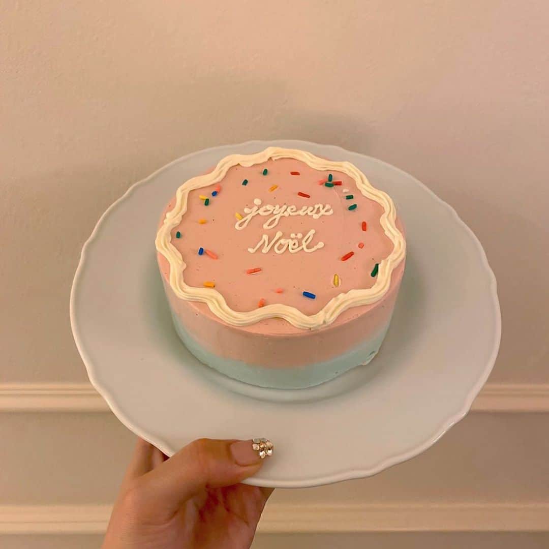 RIEさんのインスタグラム写真 - (RIEInstagram)「🧁 ᴄʜʀɪsᴛᴍᴀs ᴄᴀᴋᴇ 🧁﻿ ﻿ 今年のクリスマスパーティーは﻿ @cakeshop.jp のオリジナルケーキ🎂﻿ ﻿ まさに「🛼」みたいなカラーのケーキに﻿ フランス語でメリークリスマスという意味の﻿ ＂joyeux Noël＂という文字を🎄💫﻿ ﻿ 特別な日以外でも工夫次第で﻿ 友だちや彼と楽しむことができる﻿ オーダーメイドケーキって最高🥺﻿ ﻿ ﻿一緒におやつとして購入した @krispykremejapan のホリデーダズンも パーティーを華やかにしてくれる可愛さ🍩 ﻿ ﻿ #センイルケーキ #センイルチュッカヘ #ペイントケーキ #韓国風ケーキ #おうちカフェ #おうちcafe #誕生日ケーキ #バースデーケーキ #バースデーパーティー #バースデープレート #ホームカフェ #ホームパーティー #オーダーメイドケーキ #オーダーケーキ #クリスピークリームドーナツ #ホリデーダズン #淡色女子 #おきがくらぶ #생일케이크🎂 #생일케이크 #ホテルザマンハッタン #hotelthemanhattan #マンハッタン #ホテル女子会 #ホテル巡り #ホテルパーティー #お泊まり会 #クリスマスケーキ #クリスマスパーティー #クリスマス会」12月13日 17時53分 - rie_tabi