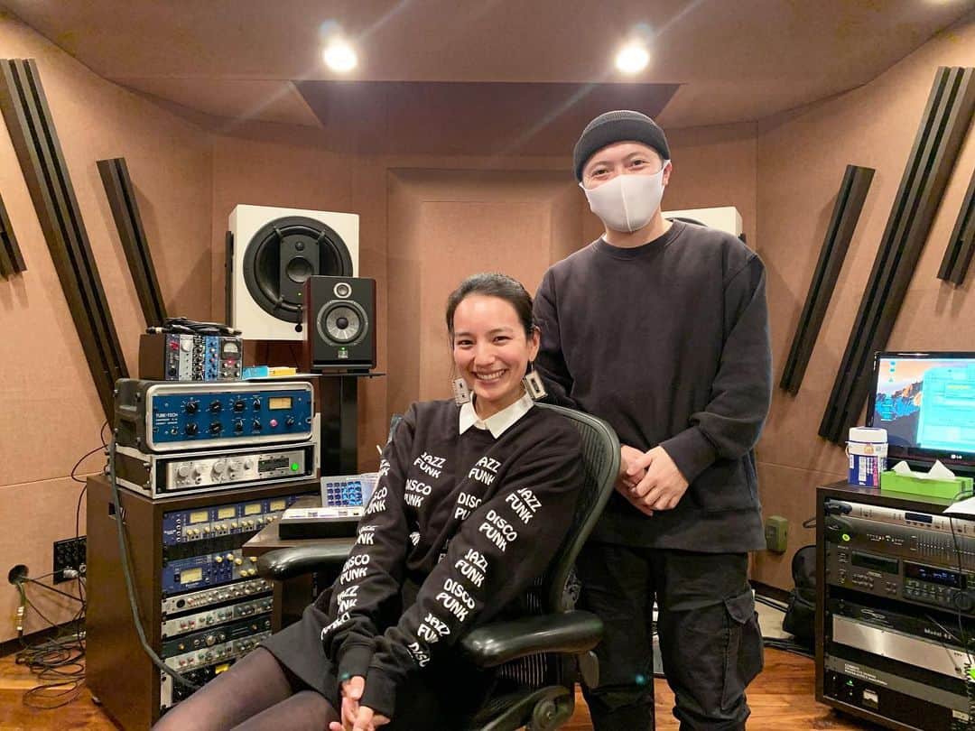 のインスタグラム：「第一回レコーディング、無事終了しました！もう楽しくて楽しくてたまらなくて、ドーパミンだだ漏れ状態でした！  創作し、構築し、表現する。 世界がどういう状況にあっても、心身がどういう状態であっても、これを辞めないって誓った日でした。  #レコーディング#ありがとう #recording #thanyou」