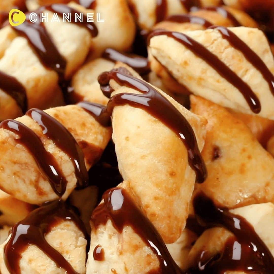 のインスタグラム：「SNSで大人気をアレンジ♡「ミニミニパンdeシリアル」🥖 Viral Recipe ♡ Mini "Cereal Bread"🥐 . Follow ME!! @cchannel_food Please check this account @cchannel_girls . SNSで話題の「パンケーキシリアル」を人気のパンでアレンジしました♡ ミニミニサイズに焼き上げて牛乳や豆乳、チョコソースやはちみつをかけたりと食べ方のアレンジも自由自在！ 可愛く美味しい朝ごはんはいかがですか？ . ■材料 シナモンロール ・ホットケーキミックス…150g ・水…50ml ・シナモンシュガー…大さじ3 ・チャイティーラテ…適量 ・アイシング…適量 . チョコチップスコーン ・中力粉…160g ・塩…小さじ1/2 ・バター…30g ・砂糖…5g ・ベーキングパウダー…大さじ½ ・卵…1/2個 ・チョコチップ ・牛乳…70ml +10ml（表面塗る用） ・ココア…適量 ・チョコレートソース…適量 . クロワッサン ・パイシート…1枚 ・砂糖…適量 ・豆乳…適量 ・はちみつ…適量 . ■ Ingredients: Cinnamon roll ・ Hot cake mix ... 150g ・ Water ... 50ml ・ Cinnamon sugar ... 3 tbsp ・ Chai tea latte ... appropriate amount ・ Icing ... Appropriate amount . Chocolate chip scones ・ All-purpose flour ... 160g ・ Salt: 1/2 teaspoon ・ Butter ... 30g ・ Sugar ... 5g ・ Baking powder ... ½ tbsp ・ Eggs ... 1/2 ・ Chocolate chips ・ Milk: 70ml + 10ml (for surface coating) ・ Cocoa ... Appropriate amount ・ Chocolate sauce ... appropriate amount . Croissant ・ Pie sheet ... 1 sheet ・ Sugar ... Appropriate amount ・ Soy milk ... Appropriate amount ・ Honey ... Appropriate amount .　 ■手順 1. シナモンロールは、ボウルにホットケーキミックス、水を入れて一塊になるまで混ぜる。 2. 3等分にし、麺棒で薄く伸ばす。表面に水を塗り、シナモンシュガーを全体にまぶす。 3. くるくる巻いて輪切りにする。190度のオーブンで10分焼く。 4. スコーンはボウルに中力粉、バター、塩、砂糖、ベーキングパウダーを入れる。バターと粉をすりつぶしながらバターを細かく中力粉にまとわせる。 5. 卵、牛乳を加えてざっと混ぜる。チョコチップを加えて数回混ぜ合わせる。手の平で生地を優しく平たくしていく。ミニ三角形に切る。 6. 表面に薄く牛乳を塗る。220度のオーブンで10分焼く。 7. クロワッサンはパイシートを三角形に切り、切り目を少し入れる。広い方からくるくる巻いて表面に砂糖をつける。 8. 200度のオーブンで15分焼く。 9. シナモンロールにはチャイティーラテ、アイシングをかける。 スコーンにはココア、チョコレートソースをかける。 クロワッサンには豆乳、はちみつをかけて完成です。」