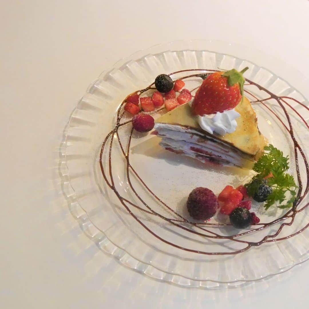 WORLD NEIGHBORS CAFEのインスタグラム：「🍓⁠ .⁠ 届いた苺がミルクレープに変身しました！⁠ もちもちの生地とスッキリした果肉が⁠ ベストマッチ：）⁠ .⁠ 数量限定です！⁠ お早めにどうぞ。⁠ .⁠ ※12月17日(木)まで22:00閉店となります。⁠ -------------------------⁠ 平日 7:00～22:00 L.O⁠ 休日 9:00～22:00 L.O⁠ 定休日　第一・三水曜日⁠ ◎出前館始めました◎⁠ WORLD NEIGHBORS CAFE⁠ 03-5981-6211⁠ -------------------------」