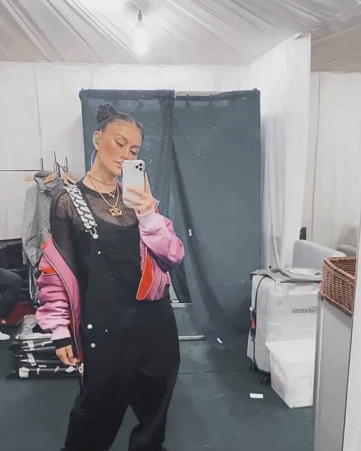 アグネス・モニカのインスタグラム：「Cant decide which one to post, so here we go.  #backstage #AGNEZMO oh and make up by me 🤪」