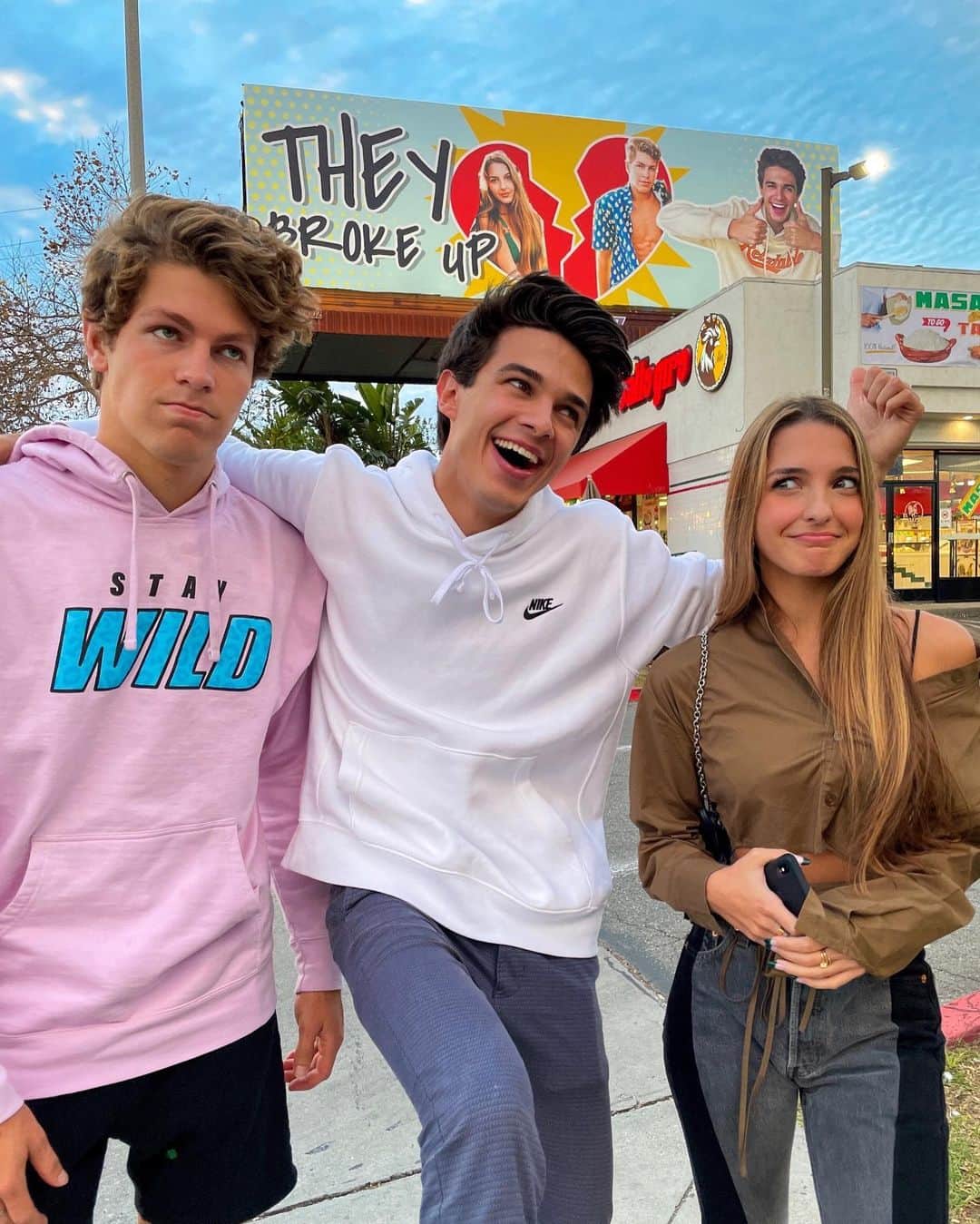Brent Riveraさんのインスタグラム写真 - (Brent RiveraInstagram)「I guess you can say I’m happy about their breakup 💔🤪 I made a billboard to celebrate😍」12月13日 17時54分 - brentrivera