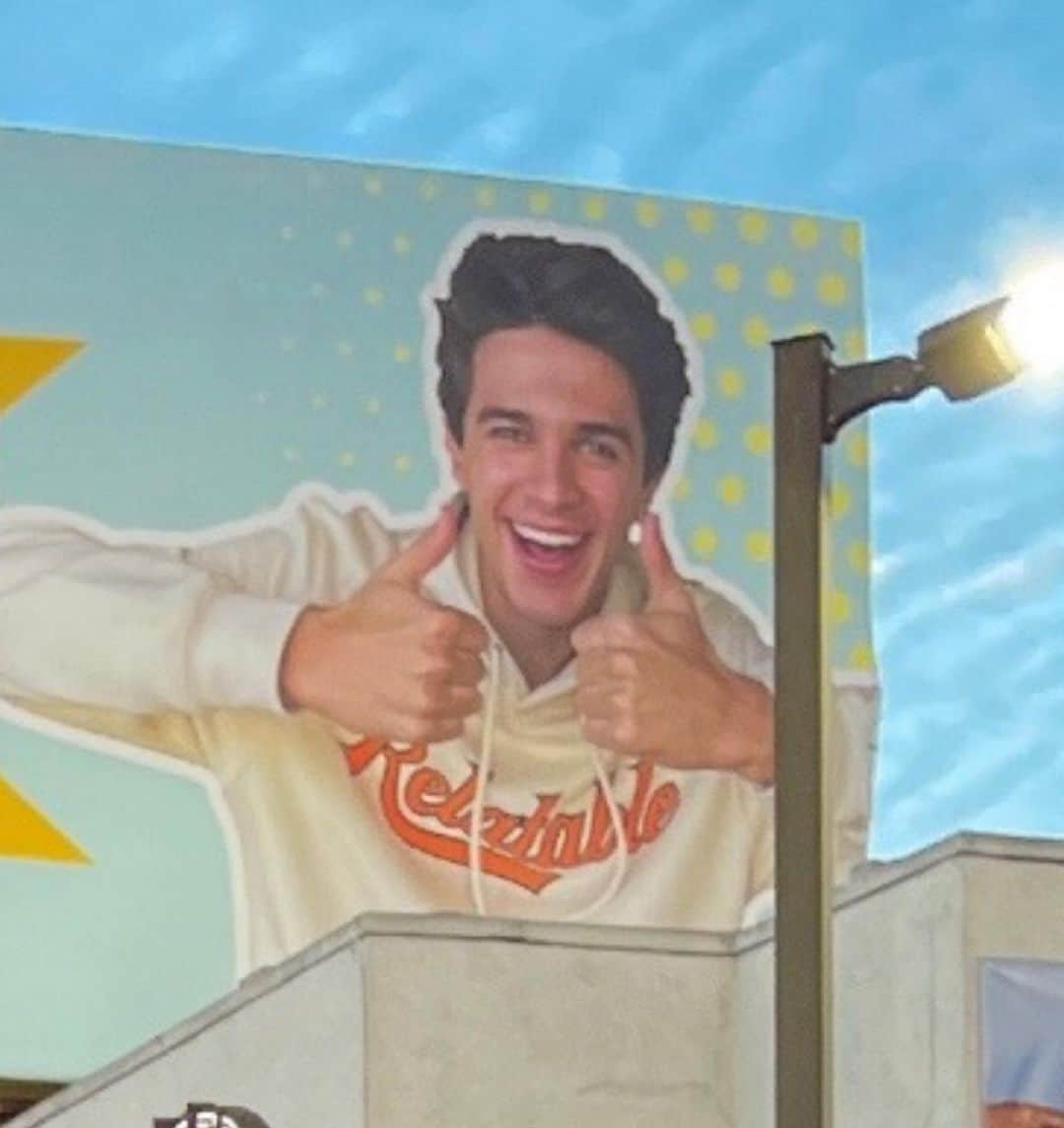 Brent Riveraさんのインスタグラム写真 - (Brent RiveraInstagram)「I guess you can say I’m happy about their breakup 💔🤪 I made a billboard to celebrate😍」12月13日 17時54分 - brentrivera