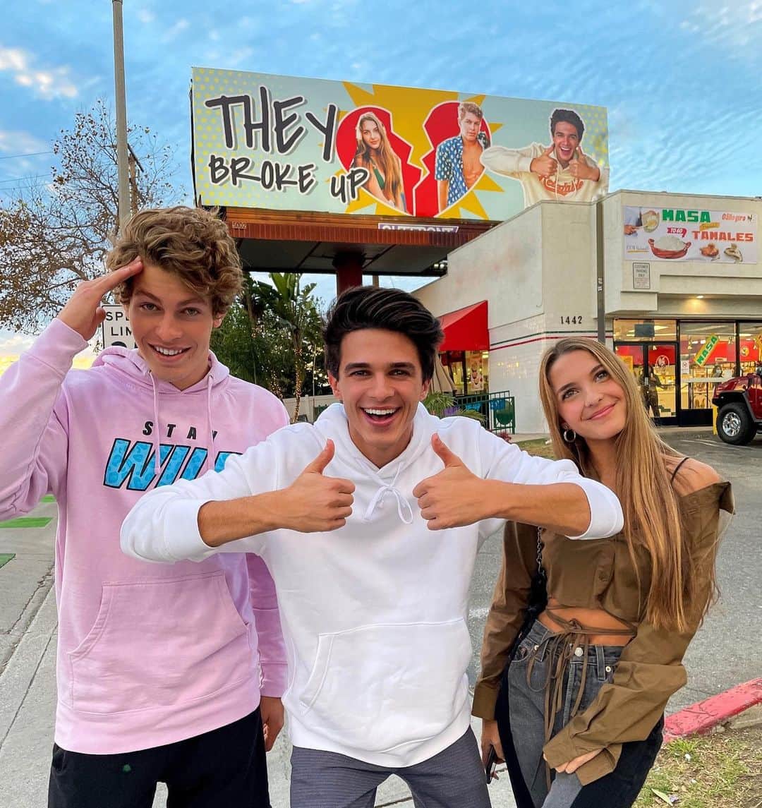 Brent Riveraのインスタグラム：「I guess you can say I’m happy about their breakup 💔🤪 I made a billboard to celebrate😍」