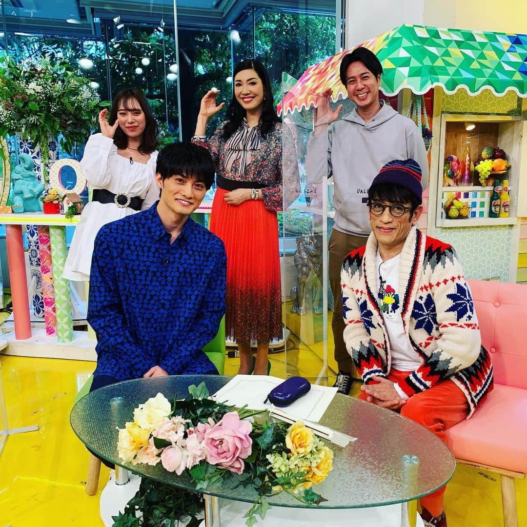 寺西優真のインスタグラム：「今日は、 #tokyomx さんの番組  #日曜はカラフル ！！！  に生出演しました！  12月28日21時から放送の  #彼が僕に恋した理由 #ボクコイ  年末ドラマスペシャルの告知もかねて！  お美しい #アンミカ さん 優しい #クリス松村 さん かっこいい #中山優馬 さん そして、いつも #youtube で拝見してる #タナカガ さんには、 とてもよくしていただき嬉しかったです。  ありがとうございます！  ぜひ、12月28日21時〜 ボクコイ年末スペシャル  みてくださいねー！！  #寺西優真」