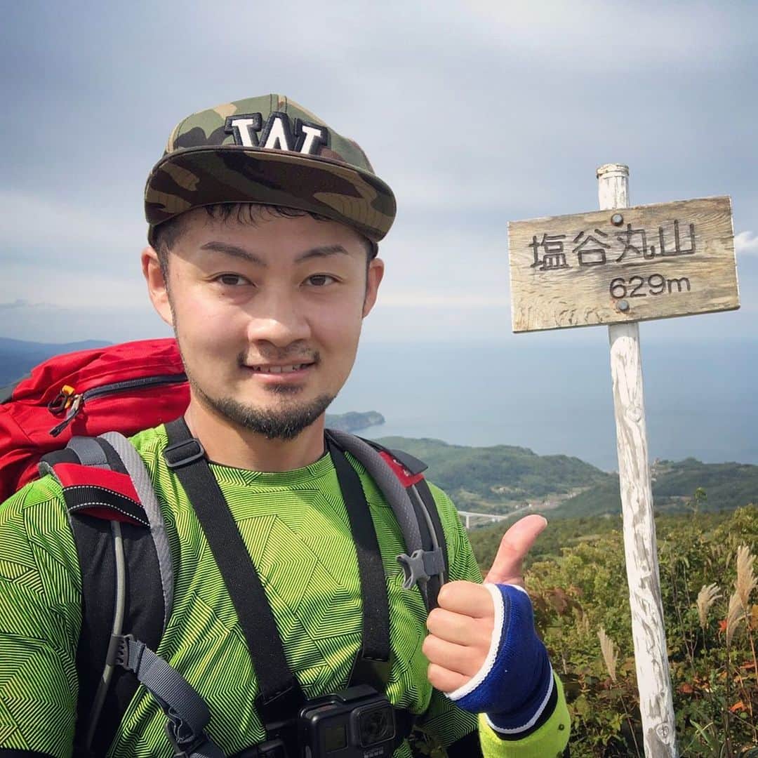 スーパーナブラのインスタグラム：「． ． 北海道でがんばる若者応援企画第三段✨ ． 福岡から北海道に移住して キャンピングカーを買った男のこです😳！ ． がうがうくん  @gaugausyatyuhaku ． 心優しきがうがうくんとは夏に出会いました 迫力ある映像が撮りたいけど カメラマンを多く雇えない状況で 彼が名乗りをあげてくれたのです 恐怖のトムラウシに同行してくれると😭 (危険なので断りましたが😅) ． 若くして福岡から北海道に移住して キャンピングカーを買って北海道旅を楽しむ 本物の移住者さんです✨ ． がうがうくんは来年4/1まで活動を自粛するとのことです 彼のキャンピングカー動画をわたしのチャンネルで近日投稿予定です 来年のためにぜひ応援してあげてください ↓ YouTube ガウガウ@北海道の遊び方 ． 元気な北海道に戻るまでにできること →北海道の若者パワーアップ計画⚡️ ． 北海道でがんばる若者と移住者さん応援企画 第三弾でした ． ドラゴンズ、コンサドーレと続くチームは ホークスでした😅 ． ． 🚨お知らせ🚨 沙菜ちゃんがYouTubeに動画アップしました 「37room Official」 ぜひ見てくださいね！ @37room_official  🚨お知らせ🚨 りんちゃんもYouTubeに動画アップしました 「りんの田舎暮らし」 ぜひ見てあげてくださいね！ @rinninniku ． #北海道#札幌 #開拓#鮭釣り#登山#弟子屈#川湯温泉 #特急#はるか#露天風呂#足湯#車中泊 #景色#釣り#ブラックバス#バス釣り #発見#おでかけ#女子旅#ツーリング#魚 #自然#釣り#釣りガール#YouTube ． いいね、コメントしてくれた人ごめんなさい 写真差し替えのため再投稿しました🙇‍♀️」