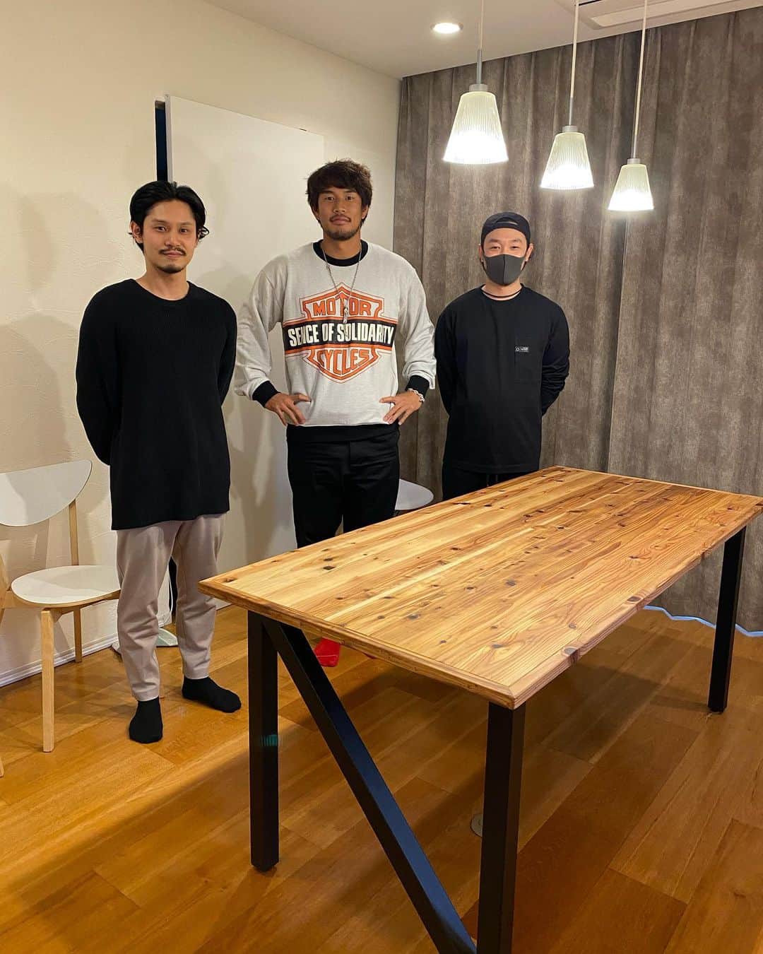 山中亮平のインスタグラム：「﻿ ﻿ わが家のダイニングテーブルを @industrialbranch さんに作って頂きました！﻿ ﻿ 引越しの時にテレビ台もシェルフもここのを購入したけどデザインが僕好みなのです😎﻿ ﻿ すべて手作業で細かいオーダーもしてくれるしとにかくカッコいい！﻿ ﻿ テーブルも無垢素材なんで経年変化を楽しみたいと思います！﻿ ﻿ ありがとうございました🙇‍♂️🙏﻿ ﻿ #industrialbranch #インダストリアルブランチ﻿」