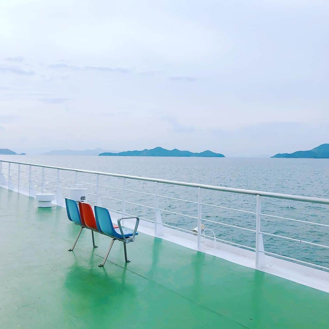 和歌子のインスタグラム：「🚢⛴🛳 だいすきな船に乗って 小豆島に来ております！ 早朝から調子に乗りすぎて 携帯が充電切れちゃった👼 . #船旅 #船酔い知らず  #旅行 #小豆島 #香川県観光  #小豆島旅行 #旅行記」