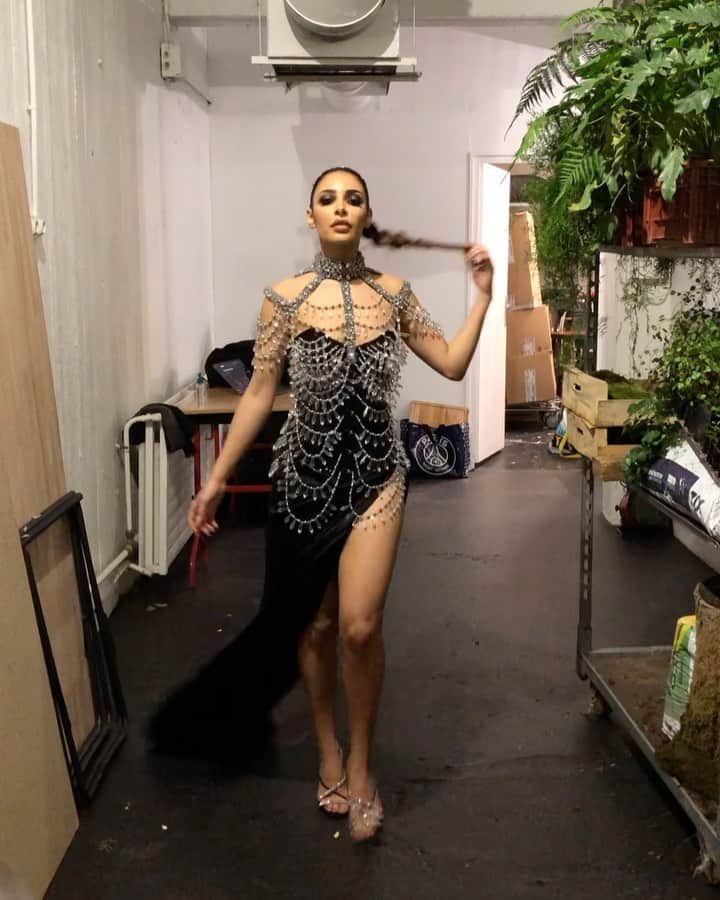 sananasのインスタグラム：「Sunday outfit 😆Mood : Sorry je n’ai pas le temps je m’en vais acheter les croissants. Souvenir du shooting avec @sephorafrance pour le lancement de notre deuxième collaboration, c’était tellement beau 🤩J’ai essayé de garder toutes ces tenues pour faire ma Beyoncé chez moi mais ils m’ont rattrapée à la sortie ... #goodmemories」