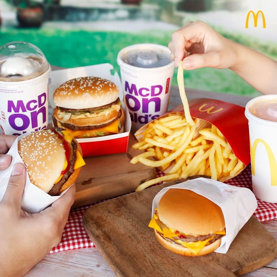 McDonald's Philippinesのインスタグラム：「Give in to your cravings with these deliciously juicy burgers! Try the NEW Ultimate Burger McShare— your choice of 3 of your favorite burgers and drinks, paired with 1 BFF Fries for a set price of ₱ 499 only! Enjoy FREE Delivery Fee until December 31.  Order now via the McDelivery PH App, website, or hotline at 8888-6236 (for NCR).」