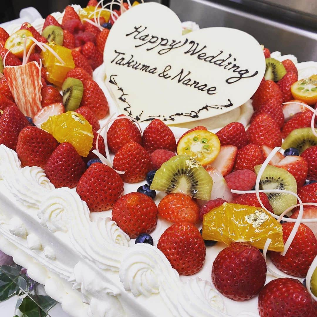 東京ウェディングカレッジのインスタグラム：「. ウェディングケーキは姉妹校の東京ベルエポック製菓調理専門学校の先生と学生が作ってくれました！  ファーストバイトもりあがりましたね🎂  ありがとうございました！  #東京ベルエポック製菓調理専門学校  #東京ウェディングホテル専門学校  #ハウスウェディング #ウェディングプランナー科 #ウェディング科 #ウェディングプランナー 専攻 #ドレススタイリスト 専攻 #ブライダルフラワー 専攻 #ブライダルフォト 専攻 #ウェディング専門学校 #ブライダル専門学校」
