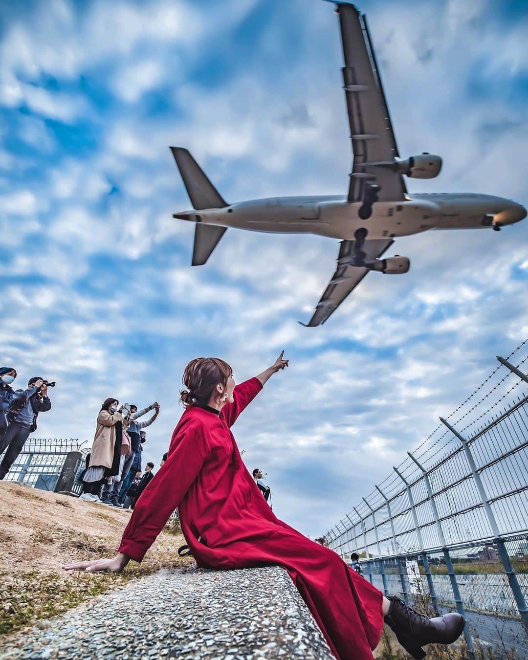 楽天トラベル さんのインスタグラム写真 - (楽天トラベル Instagram)「こんにちは😊 今日は飛行機の着陸シーンを間近で望めるスポットをご紹介します🛫 ーーーーーーーーーーーーーー 📍#千里川土手 （大阪府豊中市） ーーーーーーーーーーーーーー 伊丹空港（大阪国際空港）南東に位置する千里川土手は飛行機を間近に見られるスポット。 着陸する飛行機が頭上に迫ってくる大迫力の光景を目の当たりにできます。 ーーーーーーーーーーーーーー Special Thanks💓 📸Photo by @mohpns_photo  📌ご旅行やおでかけの際は、事前にお住まいの地域や旅行先の情報を確認しご計画をお願いいたします ーーーーーーーーーーーーーー 旅先で出会った美しい風景や素敵な旅館などを  #rakutentravel を付けてぜひシェアしてください😊 このアカウントでご紹介させていただきます💗 ーーーーーーーーーーーーーー  #楽天トラベル #旅行好きな人と繋がりたい #旅したくなるフォト #旅行 #国内旅行 #旅行好き #旅行好きと繋がりたい #写真好きな人と繋がりたい #旅好き女子 #旅行好き女子 #travel #trip #japan #お出かけスポット #お出かけ #飛行機 #空港 #伊丹空港 #大阪国際空港 #airplane #大阪 #千里川堤防 #飛行機のある風景 #飛行機写真」12月13日 18時00分 - rakutentravel