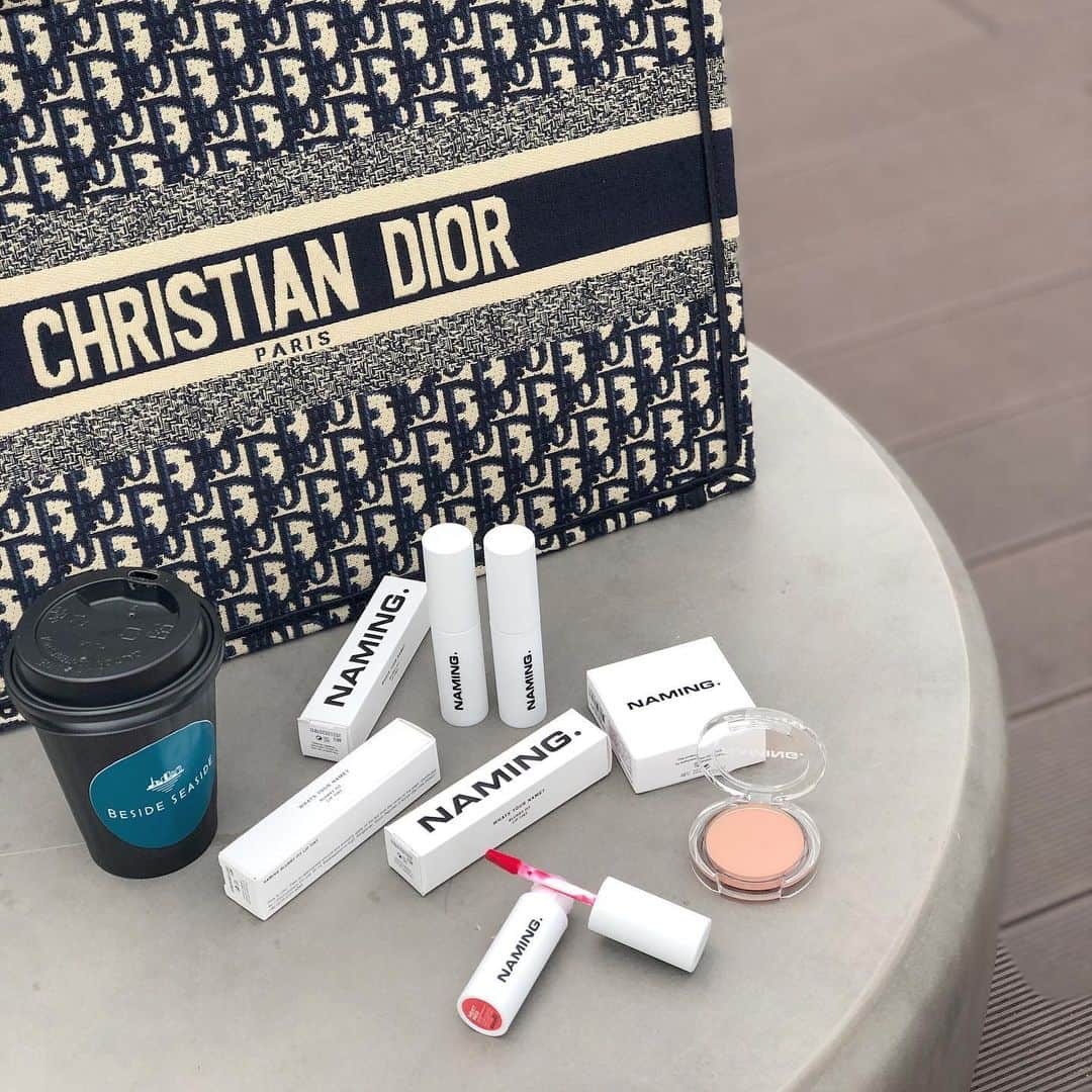 のインスタグラム：「𝐜𝐨𝐬𝐦𝐞𝐭𝐢𝐜𝐬👄 韓国コスメの @namingcos.jp   「Blurry Lip tint」は、 わたし的にマスクにつきにくくて、発色も良くてすき🤍 最近はブラウン系のリップが多かったので パキッと青みピンクのShy Pinkをつけてみたよー(2枚目)  パウダーチークも淡い色づきで 透明感が好きな方におすすめ。  #NAMING.#ネイミング #韓国コスメ#今日のメイク #コスメレビュー #コスメレポ」