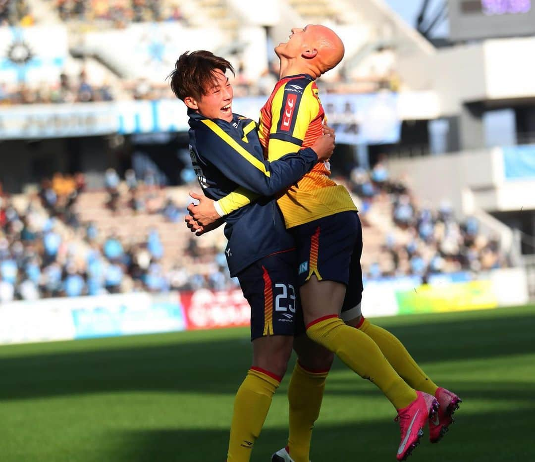 ギラヴァンツ北九州さんのインスタグラム写真 - (ギラヴァンツ北九州Instagram)「. WIN✨ 北九州 2-0 磐田 . 本日もたくさんの応援をありがとうございました！ 皆さんの後押しもあり、前期敗戦を喫した強豪相手に勝利することができました。 次節、中2日でホーム最終戦を迎えます。平日ナイトゲームになりますが、このメンバーで戦うミクスタラストゲーム、ぜひたくさんの後押しをお願いいたします！ . #ギラヴァンツ北九州 #ギラヴァンツ #北九州 #giravanz #jリーグ #j2」12月13日 18時10分 - giravanz_kitakyushu