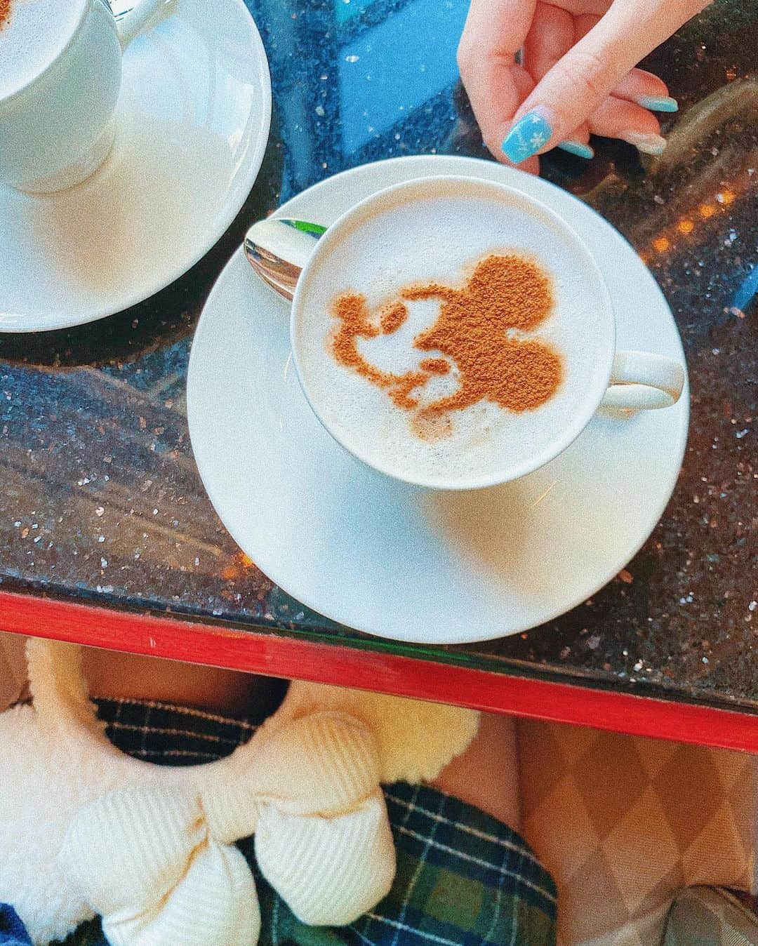 中島絢乃さんのインスタグラム写真 - (中島絢乃Instagram)「☕️🐭🎂﻿ ﻿ ﻿ 安定の#ハイピリオンラウンジ にて🏨💞﻿ ﻿ ﻿ #ハイピリオンラウンジケーキセット (¥1400)の﻿ ストロベリーショートケーキ美味しい😋🍓💭﻿ カプチーノのミッキーも可愛くて 写真撮っちゃうよね🐭💫🍰💞﻿ ﻿ ﻿ ﻿ 忙しい時期がおわったら﻿ またゆっくりカプチーノ飲みに﻿ 行きたいなあ😌💞☕️﻿ ﻿ (そんな優雅なこと言ってますが 今夜は一人キムチ鍋🍲🥬🥩←) 𓂃 𓈒𓏸 ‎𓂃 𓈒𓏸 ‎𓂃 𓈒𓏸 ‎𓂃 𓈒𓏸 ‎𓂃 𓈒﻿ #disneysisters_jp#のんさんカフェ🐻」12月13日 18時03分 - nakajima_ayano