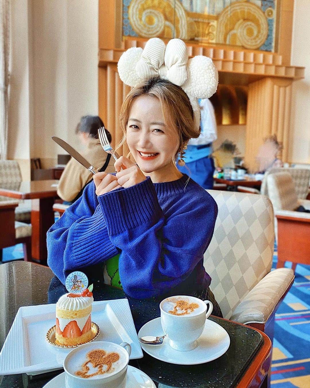 のインスタグラム：「☕️🐭🎂﻿ ﻿ ﻿ 安定の#ハイピリオンラウンジ にて🏨💞﻿ ﻿ ﻿ #ハイピリオンラウンジケーキセット (¥1400)の﻿ ストロベリーショートケーキ美味しい😋🍓💭﻿ カプチーノのミッキーも可愛くて 写真撮っちゃうよね🐭💫🍰💞﻿ ﻿ ﻿ ﻿ 忙しい時期がおわったら﻿ またゆっくりカプチーノ飲みに﻿ 行きたいなあ😌💞☕️﻿ ﻿ (そんな優雅なこと言ってますが 今夜は一人キムチ鍋🍲🥬🥩←) 𓂃 𓈒𓏸 ‎𓂃 𓈒𓏸 ‎𓂃 𓈒𓏸 ‎𓂃 𓈒𓏸 ‎𓂃 𓈒﻿ #disneysisters_jp#のんさんカフェ🐻」