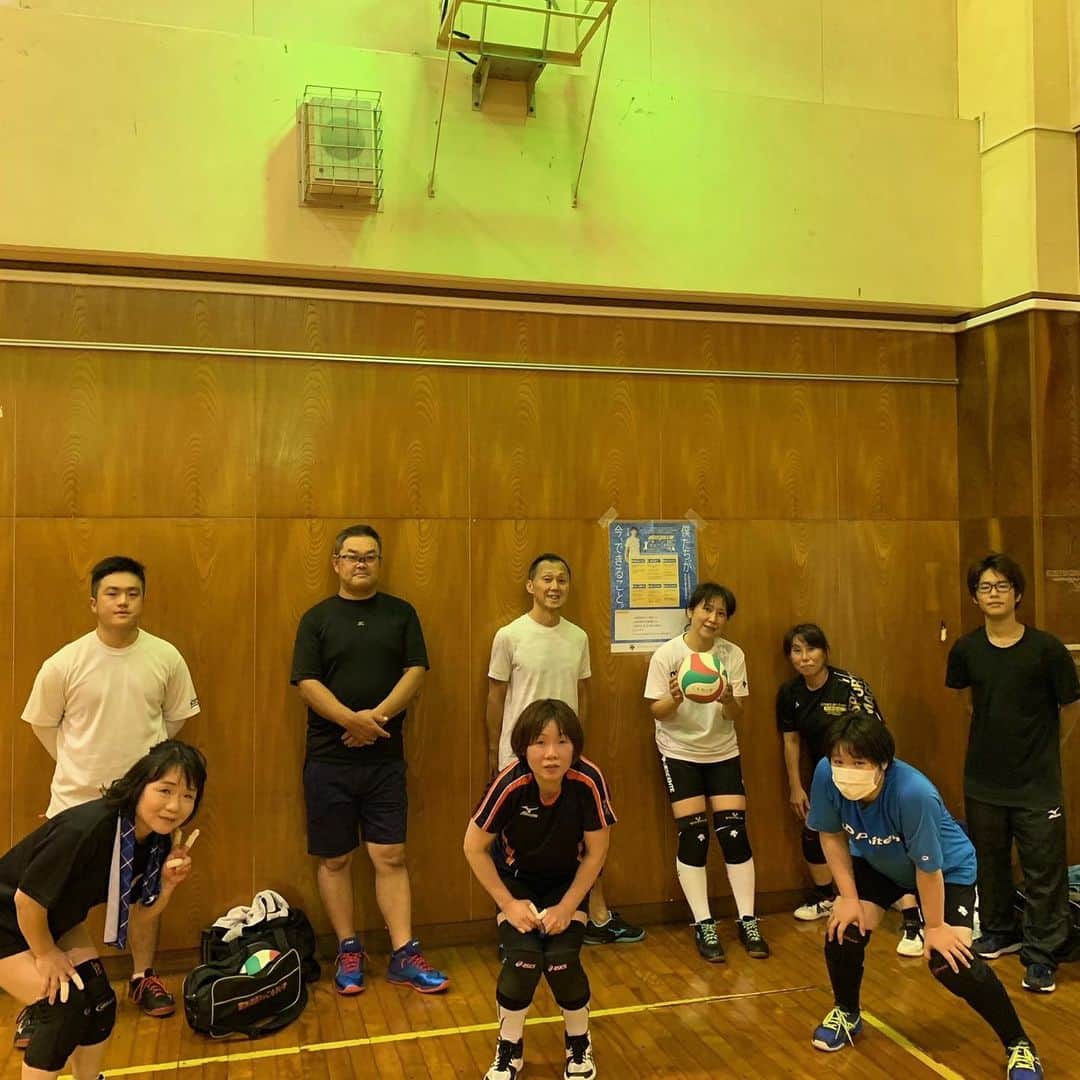 石川祐希のインスタグラム：「＜スタッフより＞ 今日は東京都の一般チーム「家族遊戯ｂｙこもちぃず」をご紹介します。体育館の入り口にポスターを貼って、体育館に入る時に見て、2つの新しい意識の再確認と、掲げたチームですることをリマインドしているそうです。「常に自分が保菌者であるつもりで仲間に接する」は、大人の方ならではの心がけですね！😊エアータッチで心を通わせて、バレーボールを楽しんでください。🙌🏐  【感染予防ガイドブックはこちら】 https://www.goodonyou.tokyo/imadekirukoto/  #imadekirukoto  #神戸大学医学部附属病院  #デサント  #descente」