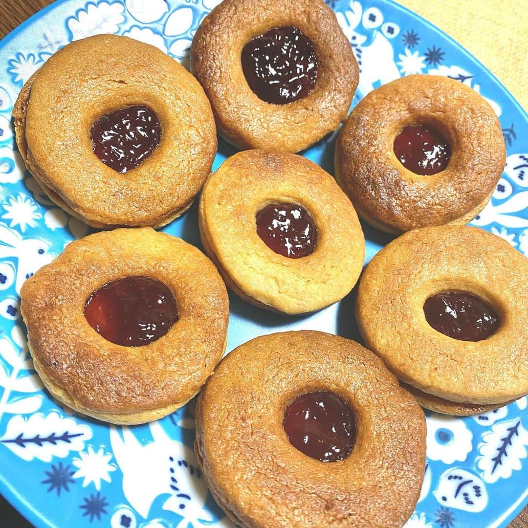 のインスタグラム：「Linecké cukroví 🎄🇨🇿🍪  チェコ語のレッスンで教えてもらったサイトでクッキー作ってみましたー😋」