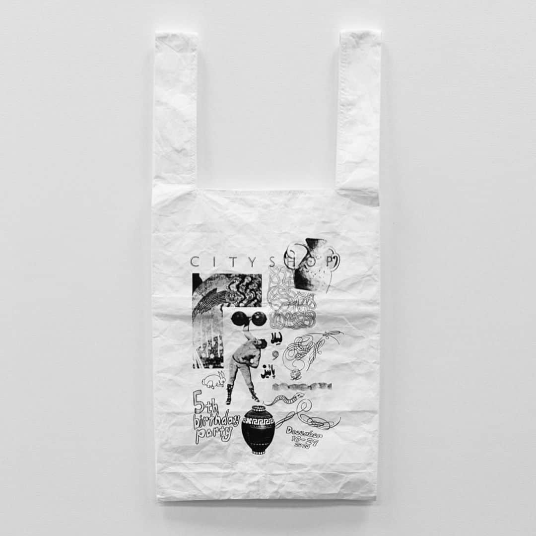 CITYSHOPさんのインスタグラム写真 - (CITYSHOPInstagram)「. CITYSHOP “5th Birthday Party”  【FASHION】 CITYSHOP LOVES the earth 🌍   ◆reusable bag ◆ 2020.12.16(wed) Launch  CITYSHOPが出来るサスティナブルの取り組みのひとつとして。エコバッグを製作。 紙のような独特なテクスチャーながら、超軽量で耐水性に優れたタイベック素材を使用。  店頭にご用意した専用ペンで、コラージュ部分に塗り絵をお楽しみいただけます。  あなたの。お子様の。世界にひとつの作品を。  ◆発売日: 12/16(水) ◆展開店舗: CITYSHOP 全店＋BAYCREW’S STORE ◆サイズ: S / M / XXL  Sサイズ、Mサイズは、いつでもバッグに忍ばせておけるポケッタブル仕様。  __________________________ #CITYSHOP #CITYSHOPLOVES #theearth #5th #birthdayparty  #12月16日よりスタート #様々なコンテンツを毎日企画しています #お楽しみに」12月13日 18時08分 - cityshop.tokyo