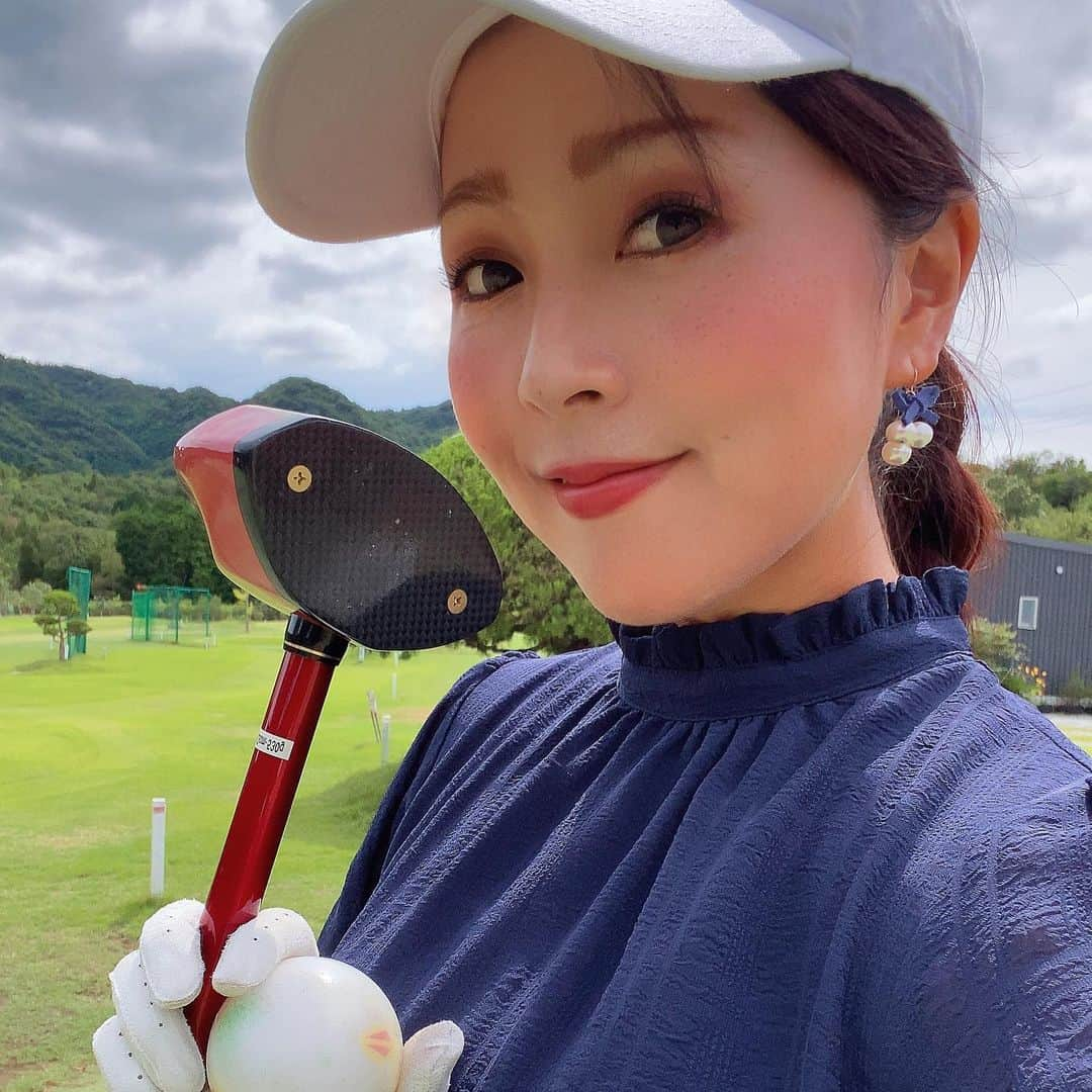 青木瀬令奈さんのインスタグラム写真 - (青木瀬令奈Instagram)「アクセサリーを買って SLE患者さんを救いませんか？🌸 #sle  プロ仲間の岡村咲( @sakiokamura_official )が 始めた @nina_umbrella_project から お知らせです😳💓🌈 #ninaumbrellaproject  今月は過去のsold out商品もオーダーで受付中💓 25日までなら5%offのクーポンも適用可🌟 私とお揃いのピアスや 毎日着用してるリングも購入可能💓 シンプルでとっても可愛いし 付け心地良くてオススメ💍💓💓 🌈 ハンドメイドアクセサリーの収益の一部で 遮光100%の晴雨兼用日傘を同じSLE患者さんに 寄贈するプロジェクト🌟 ご自身の着用はもちろん、 日頃の感謝を込めて大切な人への ギフトにもお薦めです🌸 🌈 沢山のSLE患者さんに日傘が届き、 今より少しでも安心して 毎日を過ごせますように☺️🙏 #loveandthanks  #岡村咲　 #ハンドメイドアクセサリー　 #感謝」12月13日 18時09分 - serenaaoki_official