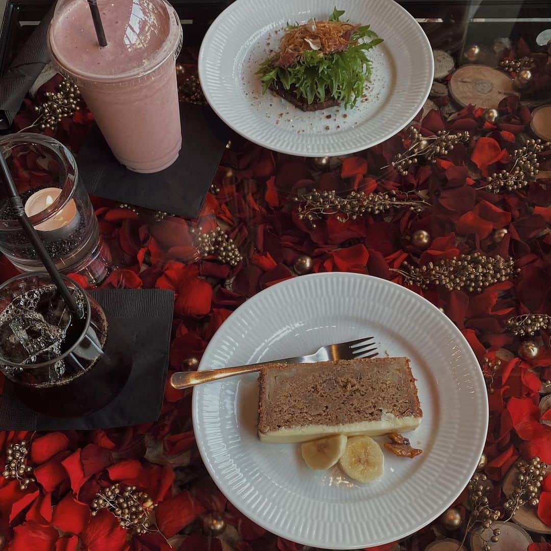 のインスタグラム：「ニコライバーグマンでlunch❤︎ クリスマス仕様の店内で素敵な空間だった🌹🕯 子供椅子もあって素晴らしい👏🏻 ׅ やっとももかちゃんと今年中に会えて良かった♡♡ 来年会う時はコロナ終わっててほしいな🙏🏻 #ランチ#表参道#表参道カフェ#子連れランチ#ニコライバーグマンカフェ#ニコライバーグマン#カフェ活 #nicolaibergmann#tokyo#cafe#omotesando#lunch」