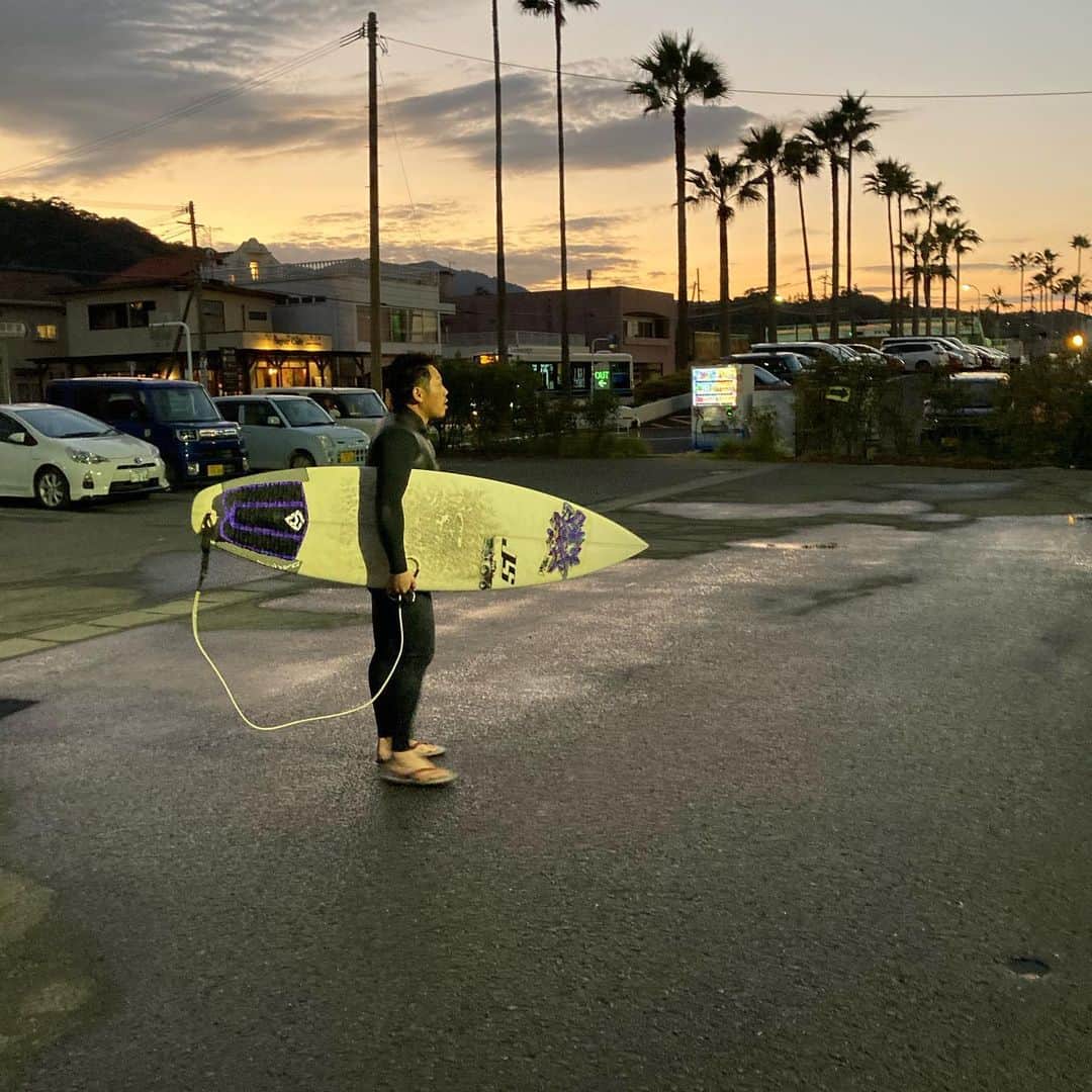 日大建築のインスタグラム：「夕焼けのサーフィン🏄‍♂️  #サーフィン#青島#日大建築#カリフォルニアスタイル #サーファーズハウス新築#注文住宅#宮崎市#モダン#オシャレ#ビーチ#海#surf #ハワイ#アメリカン#大工#建築#設計#ウッドスタイル#中古住宅#リフォーム#リノベーション#カバードポーチ#ウッドデッキ#ヘリンボーン#マイホーム#家造り」