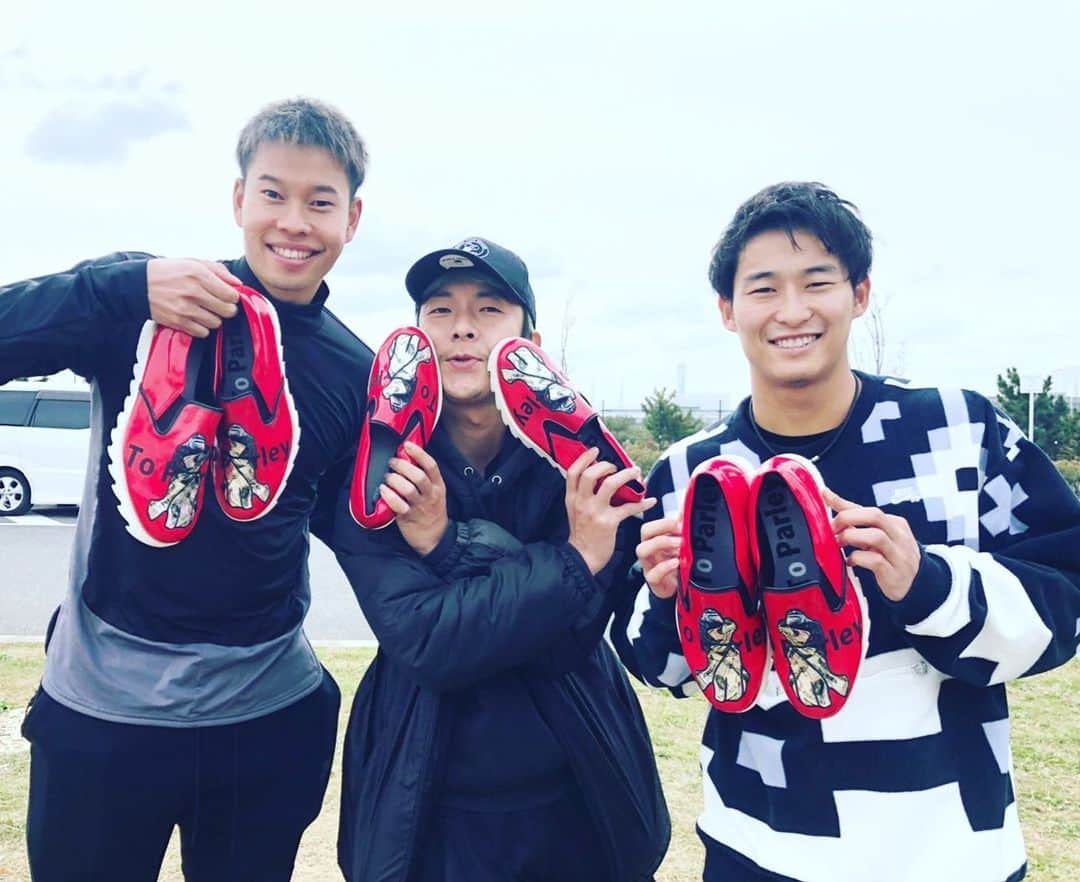 マキヒカのインスタグラム：「イケイケのシューズでお揃っち💓🦍 ゴリラ描かれてて興奮した❤️🦍これでサッカーしよかな❤️ . #ゴリラ #他にも白と黄と青あるよ #かまいたちの濱家さんも履いてるよ #けいすけっす #toparley」