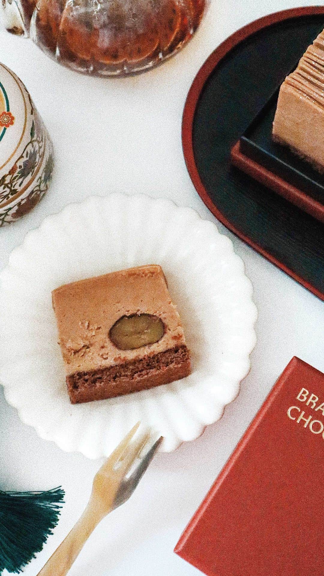 のインスタグラム：「🌰🌰🌰﻿ ﻿ ﻿ ブランシェショコラ﻿ (@branche_chocolat )さんから﻿ 抹茶に引き続き数量限定の﻿ 【和栗のカレ・オ・ショコラ】﻿ いただきました🌰💭🕊﻿ ¥5,480﻿ ﻿ ﻿ ﻿ ＂銀寄＂というブランド栗が﻿ 丸ごと一個入ってます🤭﻿ ショコラとの相性も🙆🏻‍♀️❤️﻿ ﻿ 芋栗かぼちゃ大好きなので、﻿ とてもいいご褒美になった😌🍰❤️﻿ 加賀棒茶といただきました🍵﻿ 𓂃 𓈒𓏸 ‎𓂃 𓈒𓏸 ‎𓂃 𓈒𓏸 ‎𓂃 𓈒𓏸 ‎𓂃 𓈒﻿ #ブランシェショコラ#カレチョコ﻿ #至福の正方形#inmyroombyayanon﻿」