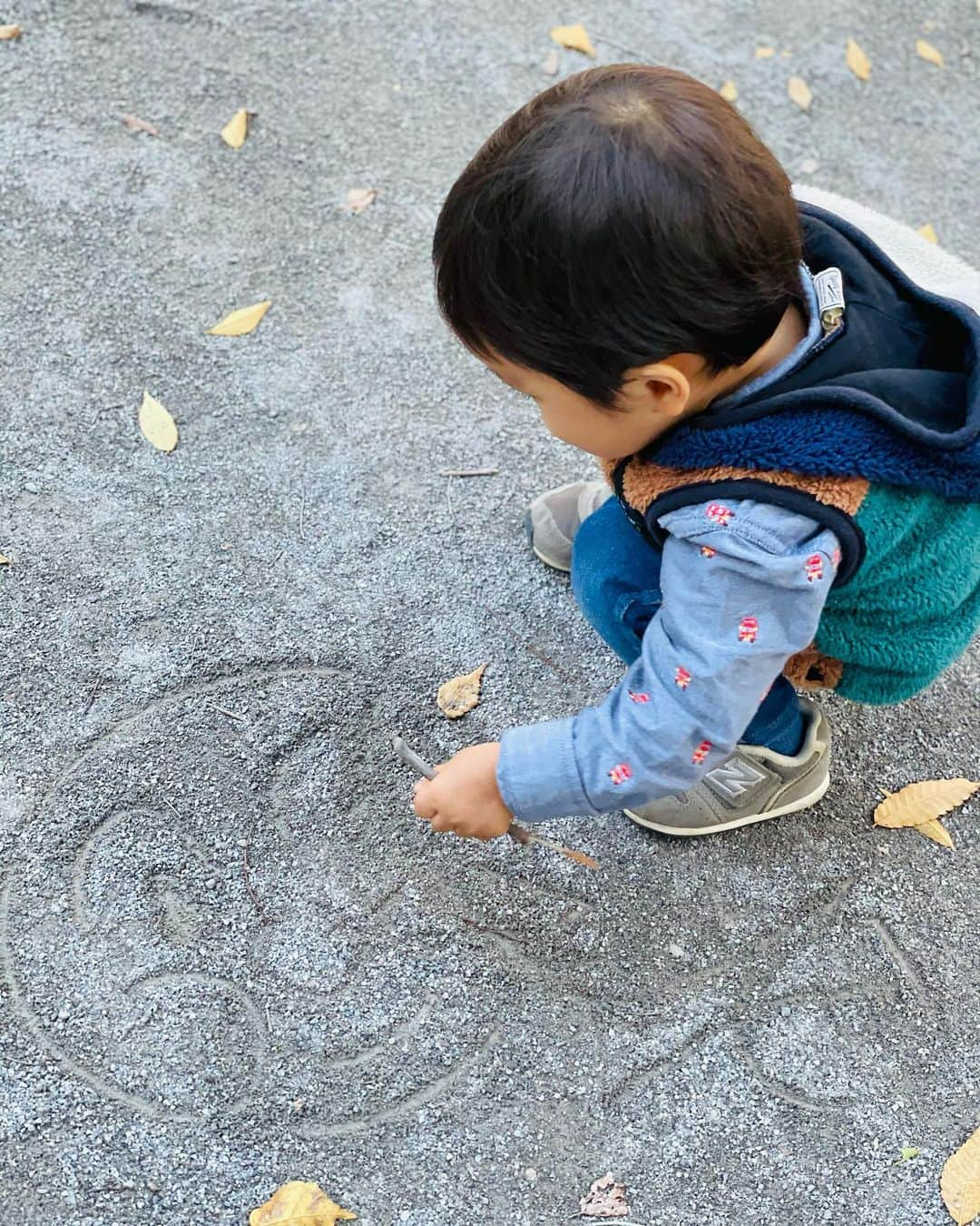 鈴木あきえさんのインスタグラム写真 - (鈴木あきえInstagram)「#公園インスタ いきまーす🚀  今回はこちら🧸  恵比寿の駅からすぐの #恵比寿公園　🧩  この ロケット滑り台が大好きなようで、 恵比寿に来た際には よく立ち寄ります😊  恵比寿という都会中の都会は 公園は少ないかなぁと思ってましたが、 探すと結構あるものですね🧩  最近は特に 家族やお友達と行ってるので ご心配しないでくださいね😊🌈  早い時間に行くと 空いてて特に好き💛  さて 明日からまた1週間、 皆々様いいスタートがきれますように😊🌈🤝  #息子 #2歳2ヶ月 #男の子ママ #第二子妊娠中 #臨月 #正期産」12月13日 18時12分 - akiesuzuki0312