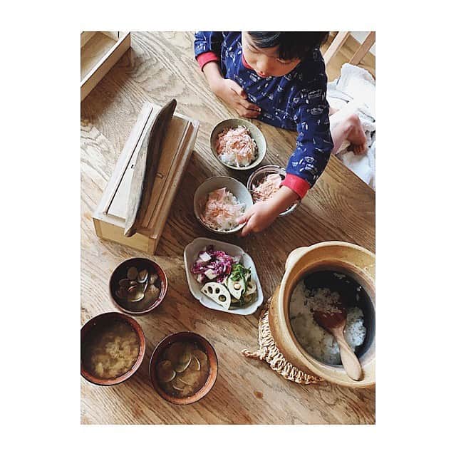 宇藤えみさんのインスタグラム写真 - (宇藤えみInstagram)「削り器を修理してもらい いい音を聞きながら朝ごはん。 最近食を通して人と人が どんどんつながりびっくりしています。 自分のペースだけど今が楽しぃ♪  『暮らしが仕事。仕事が暮らし』 河井寛次郎さんの好きな言葉。  #暮らし#朝ごはん」12月13日 18時14分 - emiuto