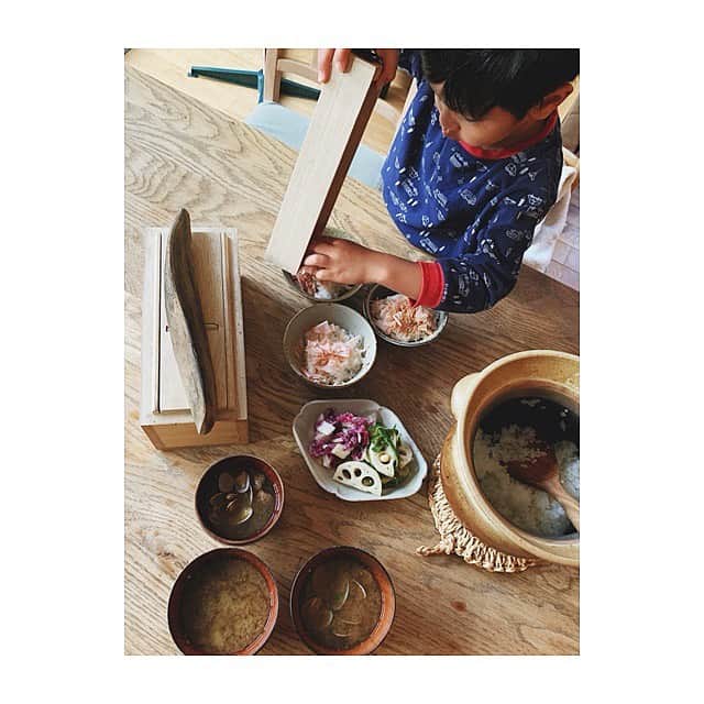 宇藤えみさんのインスタグラム写真 - (宇藤えみInstagram)「削り器を修理してもらい いい音を聞きながら朝ごはん。 最近食を通して人と人が どんどんつながりびっくりしています。 自分のペースだけど今が楽しぃ♪  『暮らしが仕事。仕事が暮らし』 河井寛次郎さんの好きな言葉。  #暮らし#朝ごはん」12月13日 18時14分 - emiuto