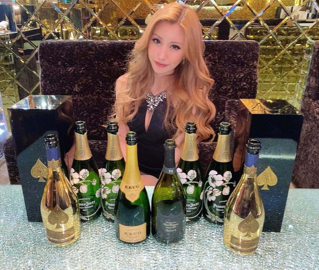 おなぎのインスタグラム：「後祝いたくさん嬉しみ♡ クールあと2日〜 #2020#27歳#思ひ出 #シャンパン#キャバクラ#キャバ嬢 #錦#北新地#六本木 ＃アルマンド#高級シャンパン #サロンドゴールド」