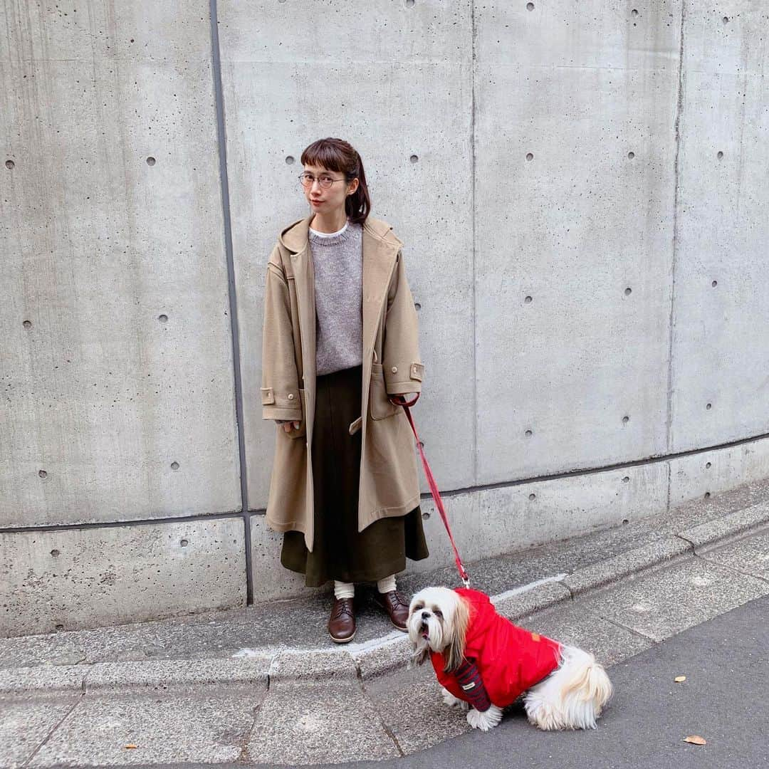 kazumiさんのインスタグラム写真 - (kazumiInstagram)「本日の私服🐾 YAECAのニット @uniqlo のロンT @auralee_tokyo のダッフル @unfil_516 のスカート @tsukuruandlin ×kazumiコラボレースアップ風シューズと靴下 @liniere_tkj × @meganeichibaofficial ×kazumiコラボ眼鏡のネイビーマット カブキのコートのサイズを間違えて買ってしまった😂🐾 だいぶ大きめ・・・カブキすまぬ😂🙏 . #YAECA#AURALEE#unfill#ユニクロ#ツクルアンドリン#シャンブル#眼鏡市場#リンネルコラボ#kazumi#kazumiコラボ#カブキ#シーズー#kabukikazumi」12月13日 18時16分 - kazumi0728