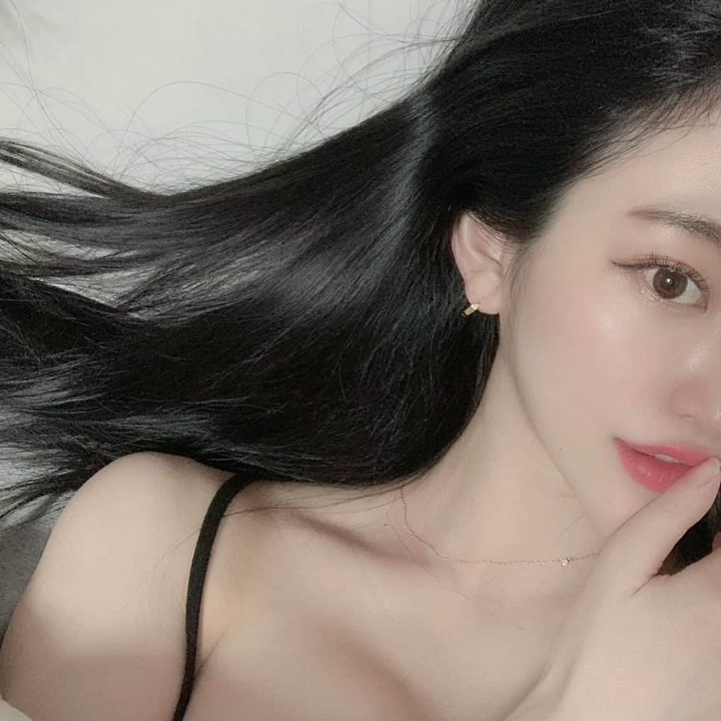 natsu_772のインスタグラム：「韓国で売上NO.1のシャンプー @dr.forhair_official がついに 日本でも買えるようになりました〜🇯🇵♡  DMでお問い合わせ 多かったのでハイライトに残してます↑↑  クーポンコード 【drfor001】で10%OFFに なるみたいなのでお得に買いたい方 はぜひ使ってくださいねー❤️  キレイな髪の毛を保つ為には 髪も毎日管理する必要がありますよね✨ しっかり艶のある、サラサラヘアー になりたい方はオススメ🥺！  洗い上がりが美容院でトリートメントして ブローした後？？って思う程 手触が良くなります🧴  よかったらチェックしてみてくださいね♪  #drforhair#ドクターフォーヘアー #haircare #ケアケア#美髪 #韓国シャンプー#韓国トリートメント #シャンプー#トリートメント #髪質改善  #スカルプケアケア」