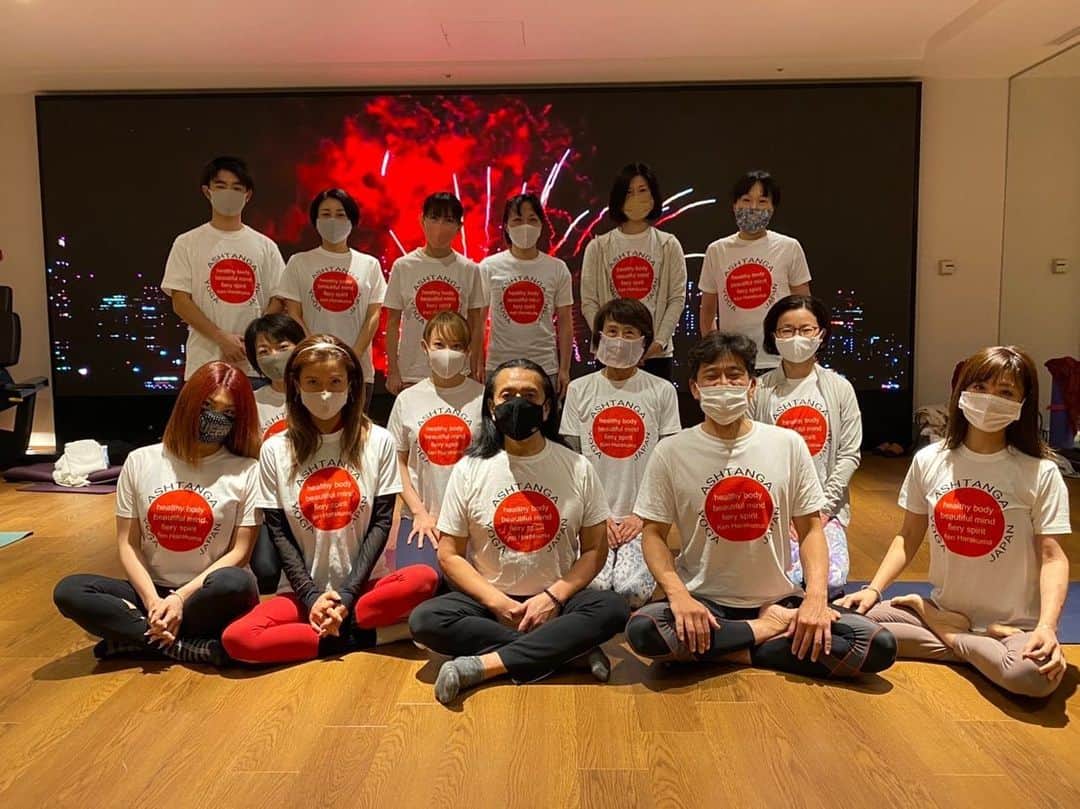 Ken Harakumaのインスタグラム：「箱根ヨガリトリートはじまりました。 ヨガ×花火×スパ×ジム×グルメ×お部屋に温泉！ 最高なOMOTENASHI❣️ @hotelindigohakonegora  @international_yoga_center  @an_beauty01  #瞑想  #箱根 #ホテルインディゴ箱根強羅  #アシュタンガヨガ  #呼吸法」
