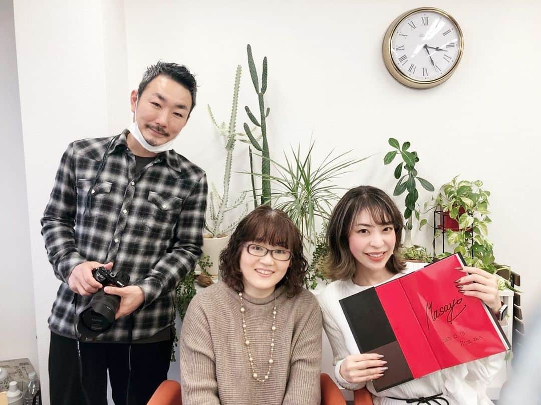 山名未紗のインスタグラム：「本日は　@nailvenus_magazine  山名未紗の連載記事  「未紗の部屋」の撮影でした‼️  今回のゲストは SNSでバズっている世界中から大注目 美しすぎる切り絵の作者、「切り剣」さんこと福田理代（まさよ）さん！  @kiriesousakukamasayo   福田さんの繊細すぎる切り絵にまつわるお話をたくさんお伺いしました。  実際に作品を拝見して 本当に感動しました！  切り絵の奥深さ  モノクロームで表現された作品はまるで命が吹き込まれたかのように凛々しく生命力に溢れ、どこか奇妙で… リアルとファンタジーのオリジナルな世界観がたまらなくハマってしまいました‼️  YouTubeやTwitterも チェックしてみてくださいね！  小さなキャンバスに作品を作っているネイリストさんならこのマニアックな世界にハマってしまうはず！！  次号お楽しみに‼️ 発売は2021年2月12日✨」