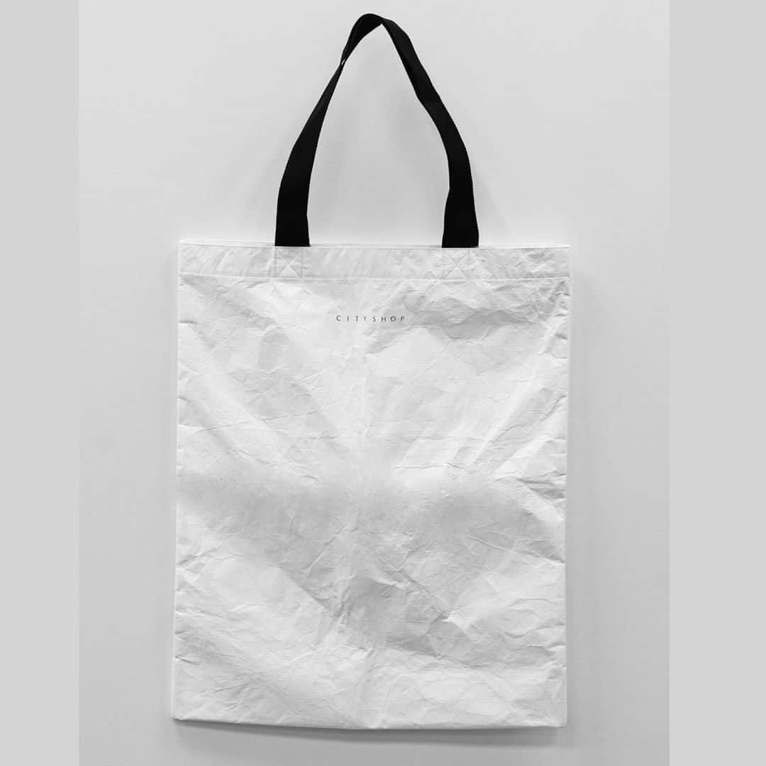 CITYSHOPさんのインスタグラム写真 - (CITYSHOPInstagram)「. CITYSHOP “5th Birthday Party”  【FASHION】 CITYSHOP LOVES the earth 🌍   ◆reusable bag ◆ 2020.12.16(wed) Launch  CITYSHOPが出来るサスティナブルの取り組みのひとつとして。エコバッグを製作。 紙のような独特なテクスチャーながら、超軽量で耐水性に優れたタイベック素材を使用。  店頭にご用意した専用ペンで、コラージュ部分に塗り絵をお楽しみいただけます。  あなたの。お子様の。世界にひとつの作品を。  ◆発売日: 12/16(水) ◆展開店舗: CITYSHOP 全店＋BAYCREW’S STORE ◆サイズ: S / M / XXL  Sサイズ、Mサイズは、いつでもバッグに忍ばせておけるポケッタブル仕様。  __________________________ #CITYSHOP #CITYSHOPLOVES #theearth #5th #birthdayparty  #12月16日よりスタート #様々なコンテンツを毎日企画しています #お楽しみに」12月13日 18時22分 - cityshop.tokyo