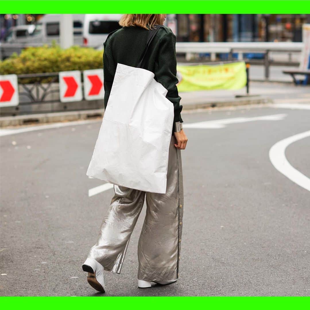 のインスタグラム：「. CITYSHOP “5th Birthday Party”  【FASHION】 CITYSHOP LOVES the earth 🌍   ◆reusable bag ◆ 2020.12.16(wed) Launch  CITYSHOPが出来るサスティナブルの取り組みのひとつとして。エコバッグを製作。 紙のような独特なテクスチャーながら、超軽量で耐水性に優れたタイベック素材を使用。  店頭にご用意した専用ペンで、コラージュ部分に塗り絵をお楽しみいただけます。  あなたの。お子様の。世界にひとつの作品を。  ◆発売日: 12/16(水) ◆展開店舗: CITYSHOP 全店＋BAYCREW’S STORE ◆サイズ: S / M / XXL  Sサイズ、Mサイズは、いつでもバッグに忍ばせておけるポケッタブル仕様。  __________________________ #CITYSHOP #CITYSHOPLOVES #theearth #5th #birthdayparty  #12月16日よりスタート #様々なコンテンツを毎日企画しています #お楽しみに」