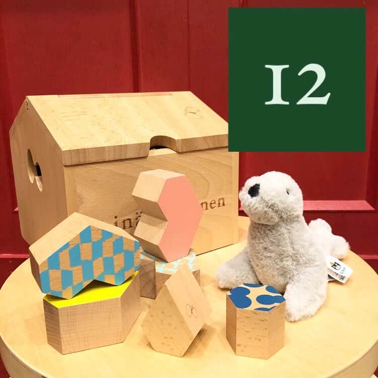 のインスタグラム：「クリスマスまであと12日🎄  【スタッフ上出おすすめのクリスマスプレゼント🎁】  〈mina perhonen〉tsumiki  「ミナ ペルホネンのtsumiki✨お子さまが思いのままに並べたり、積んだりしたつみ木は、お部屋に飾ればアートピースのようです。」  ▶︎〈mina perhonen〉tsumiki ¥12,000+税  ▶︎〈Jellycat〉Diddle Seal ¥2,200+税  BEAMS各店では、BEAMS CLUB会員の皆様へ感謝の気持ちを込めたダブルポイントキャンペーンを開催中！期間中は、通常の2倍のポイントを差し上げます。  年間の購入金額に応じたお客さまのステージで、ポイントの還元率や特典が異なります。詳しくはマイページで、ご自身のステージをお確かめください。  開催期間 2020年12月10日（木）〜12月20日（日）  新型コロナウィルスの感染拡大を防止し、お客様とスタッフの安心安全を守るため、衛生管理体制にて営業いたします。  ご迷惑をお掛けし申し訳ございませんが、何卒ご理解ご協力のほど、宜しくお願い申し上げます。  ビームス各店舗の営業状況につきましては、施設、店舗へお問い合わせください。 . #minaperhonen #minaperhonentsumiki  #ミナペルホネン #mina #ミナ #つみき  #積木 #つみ木 #jellycat #ジェリーキャット #diddle #seal #アザラシ #あざらし #ぬいぐるみ #インテリア #こども部屋 #クリスマス #クリスマスプレゼント #クリスマスプレゼント🎁  #kodomobeams  #beams  #daikanyama  #こどもビームス  #ビームス  #代官山 新作アイテムはプロフィールのリンク🔗からビームス公式サイト、こども ビームスページをチェック❗️ ※お問い合わせにつきましては、お電話にて承ります。」