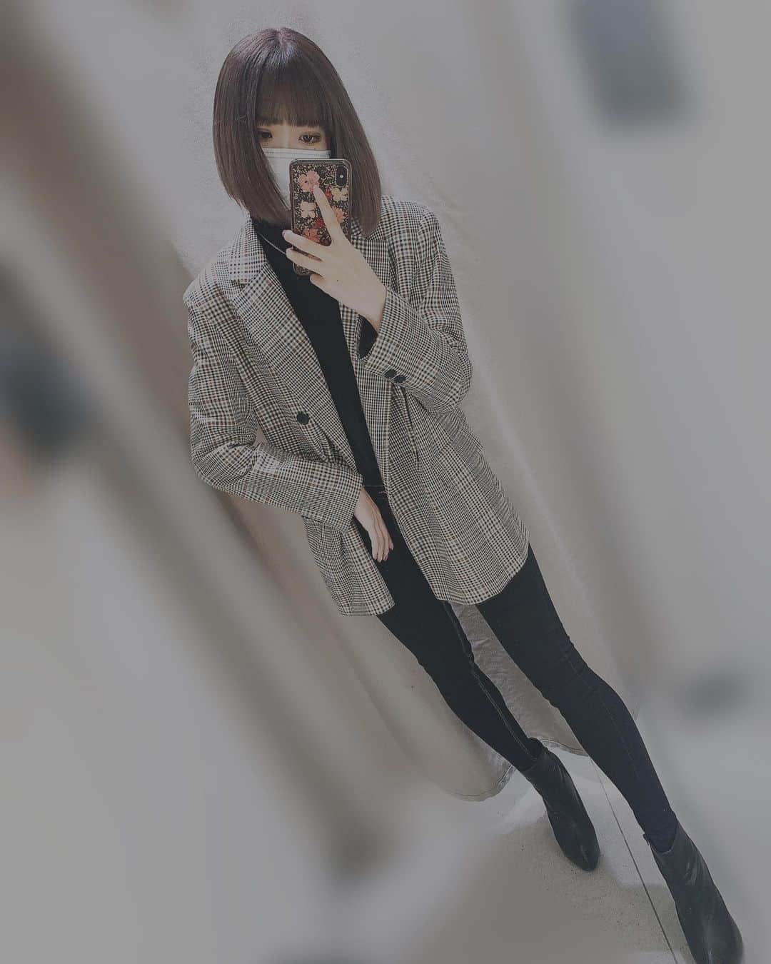桑名利瑠のインスタグラム：「. . . 久しぶりに私服投稿。 スキニー久しぶりに履いたんよね！❤︎ . . . #fashion #fashiongram #code #makeup #instagood #instalike #instadaily #instapic #followforfollowback #followｍe #outfit #outfitoftheday #ジャケットコーデ #bershka #gyda #gu #プチプラコーデ #プチプラ #ショートボブ #selfie #selca #ブラックコーデ」