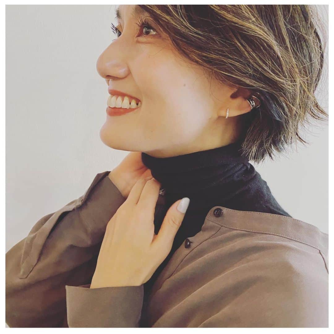 坪田あさみのインスタグラム：「. いきなりどアップすみません〜💦 New in したイヤカフを見ていただきたくて😂 マリアブラックとチノ、デミルクスビームスのトリプルコラボ（上のシルバーの方）がかなり優秀なんです❣️ . 重ね付けしているような存在感のあるデザインでしかも落ちにくくて、かなりお気に入り😊👍 . 写真２枚目はさらに寄ってみました😂 . #earcuff @mariablackjp @escapers_online   #アラフォー#アラサー#アラフォーコーデ #アラサーコーデ #お仕事コーデ #アラフォーol #アラサーol #あらふぃふ #アラフィー　#アラフィーコーデ #アラフィフコーデ#40代ファッション #40代コーデ　#30代ファッション　#30代コーデ　#50代ファッション#50代コーデ #大人コーデ #大人カジュアル#アラフォー#アラフォーヘア #あらふぃふ #アラフィー　#アラフィーヘア #アラフィフコーデ#40代ファッション #40代コーデ　#40代ヘアスタイル #大人コーデ #大人カジュアル #大人ヘア」